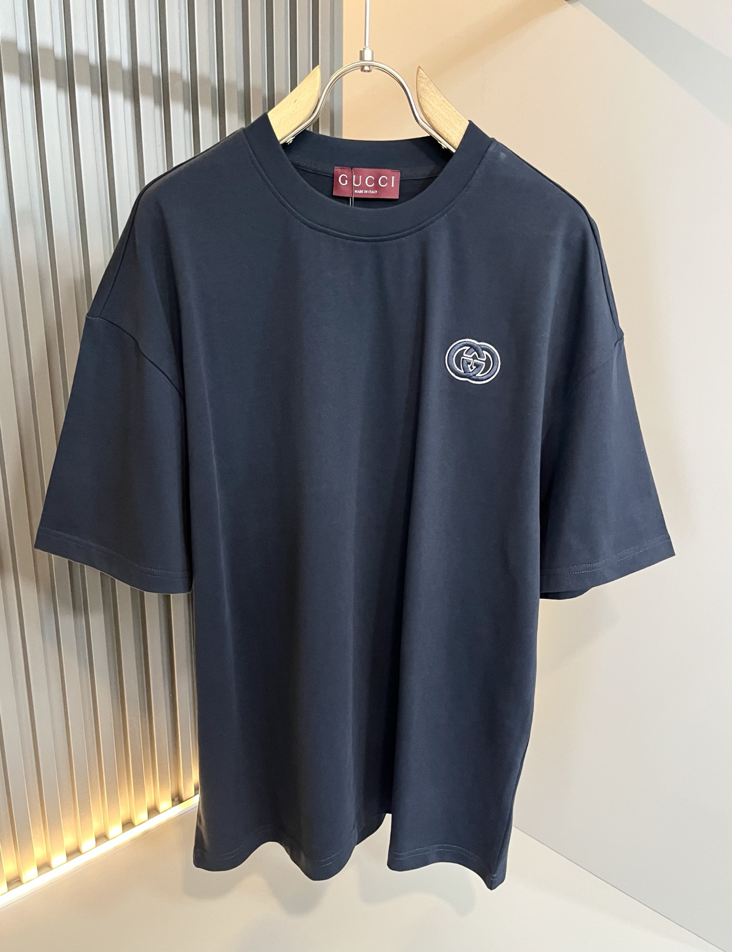 NO:509435,Gucc* Gujia 2025 Spring and Summer Series Basic Round Neck Set Casual Set, Men and Women Couples Casual Loose Cotton Round Neck Short-sleeved T-shirt!  Trading companies have sparse channels and are released on the official website at the same time!  The latest series of spring and summer 2025, classic fashion design elements, injecting full vitality into the new series. This T-shirt is carefully selected for imported cotton fabrics. The fabric feels skin-friendly and soft and delicate, and the body logo embroidery design!  It has an extremely comfortable and breathable wearing experience. The whole item is very eye-catching and fashionable, and is deeply loved by young people today!  The loose round neck cut is a neutral style regardless of age and gender, suitable for matching all the styles and looks you need in your daily life!  It is recommended to wear couple outfits to go out on the street to make it more pleasing to the eye!  Size S-XL, gucci, gucci, T-shirt, tees, t-shirt, alexander wang19860909Gucc*古家 2025春夏系列基础圆领套休闲套装,男女同情侣款休闲宽松棉质圆领短袖T恤衫！贸易公司渠道稀出,同步官网发售 ！ 2025春夏最新系列,经典时尚设计元素,为全新系列注入满满活力,这款T恤衫用心甄选客供进口棉面料制成,面料手感亲肤柔软细腻,衣身logo刺绣设计！拥有着无比舒适透气性的穿着体验,整件单品极具吸睛度与时尚感,深受当下年轻人的喜爱！基础宽松的圆领版型裁剪,不分年龄与性别的中性款式,适合搭配你日常所需的所有风格与造型！建议搭配情侣装出街会更为养眼出色！尺码S-XL,,gucci,gucci,T-shirt,tees，t-shirt,alexander wang,Men's clothing