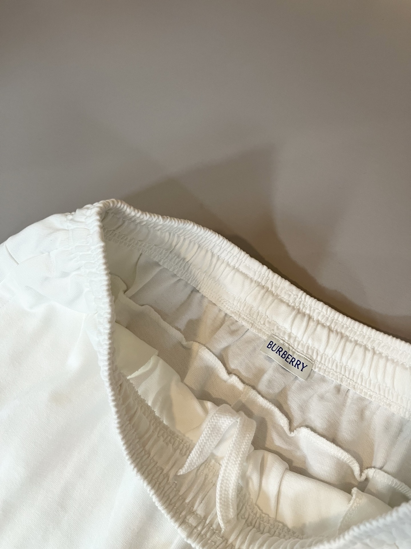 Bur*erry 巴*莉 2025春夏新款男女同款👫休闲套装，品牌最新设计元素！既不单调也不复杂，好处的