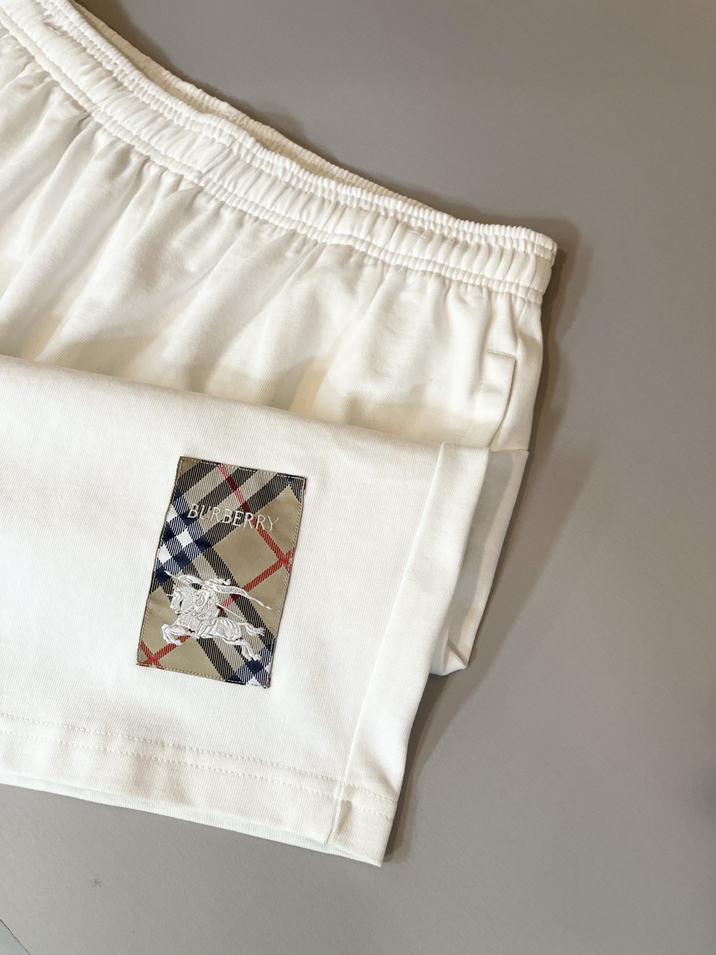 Bur*erry 巴*莉 2025春夏新款男女同款👫休闲套装，品牌最新设计元素！既不单调也不复杂，好处的