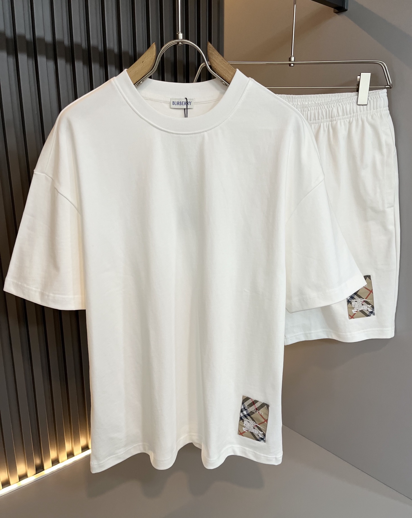 Bur*erry 巴*莉 2025春夏新款男女同款👫休闲套装，品牌最新设计元素！既不单调也不复杂，好处的