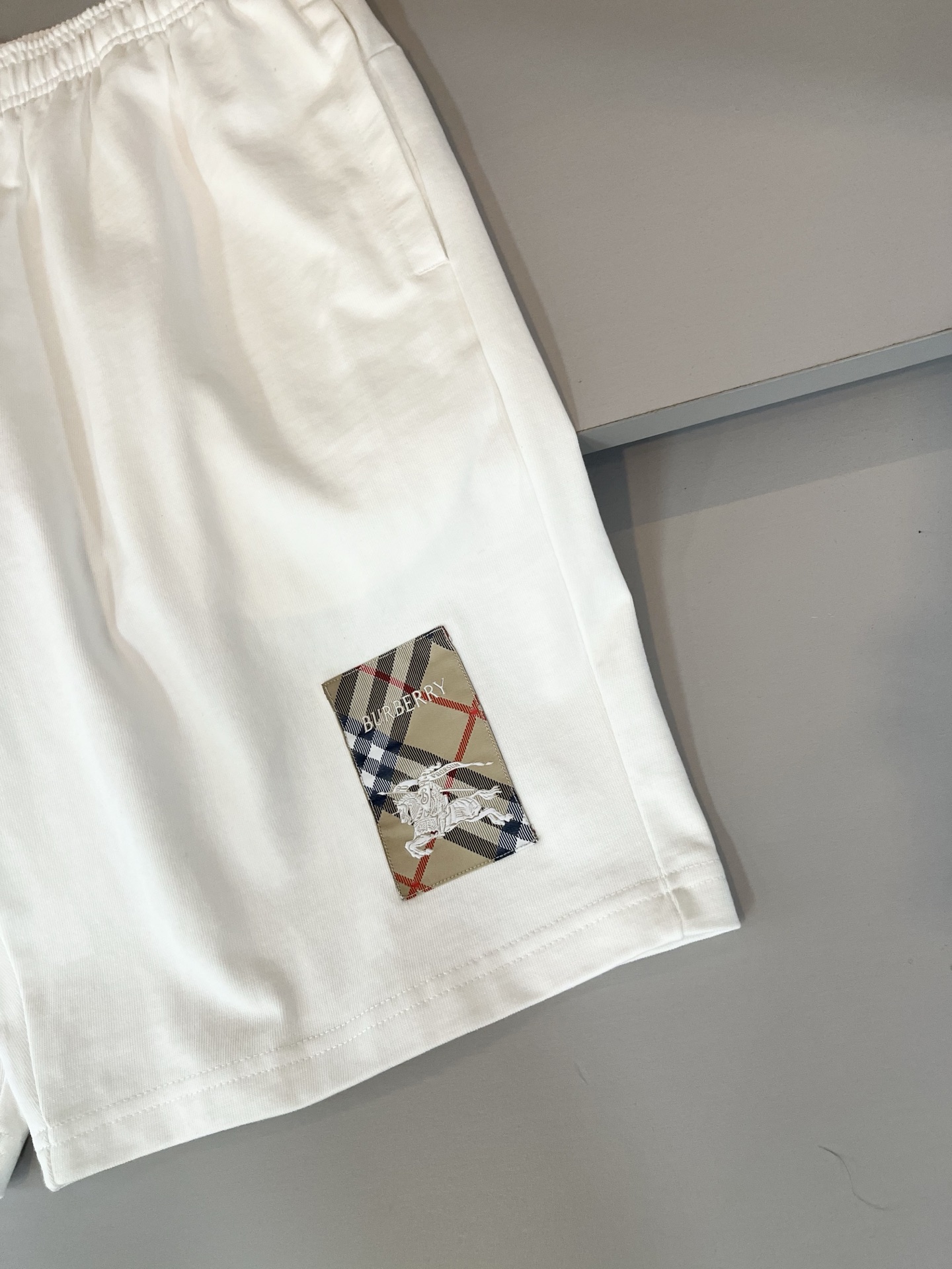 Bur*erry 巴*莉 2025春夏新款男女同款👫休闲套装，品牌最新设计元素！既不单调也不复杂，好处的