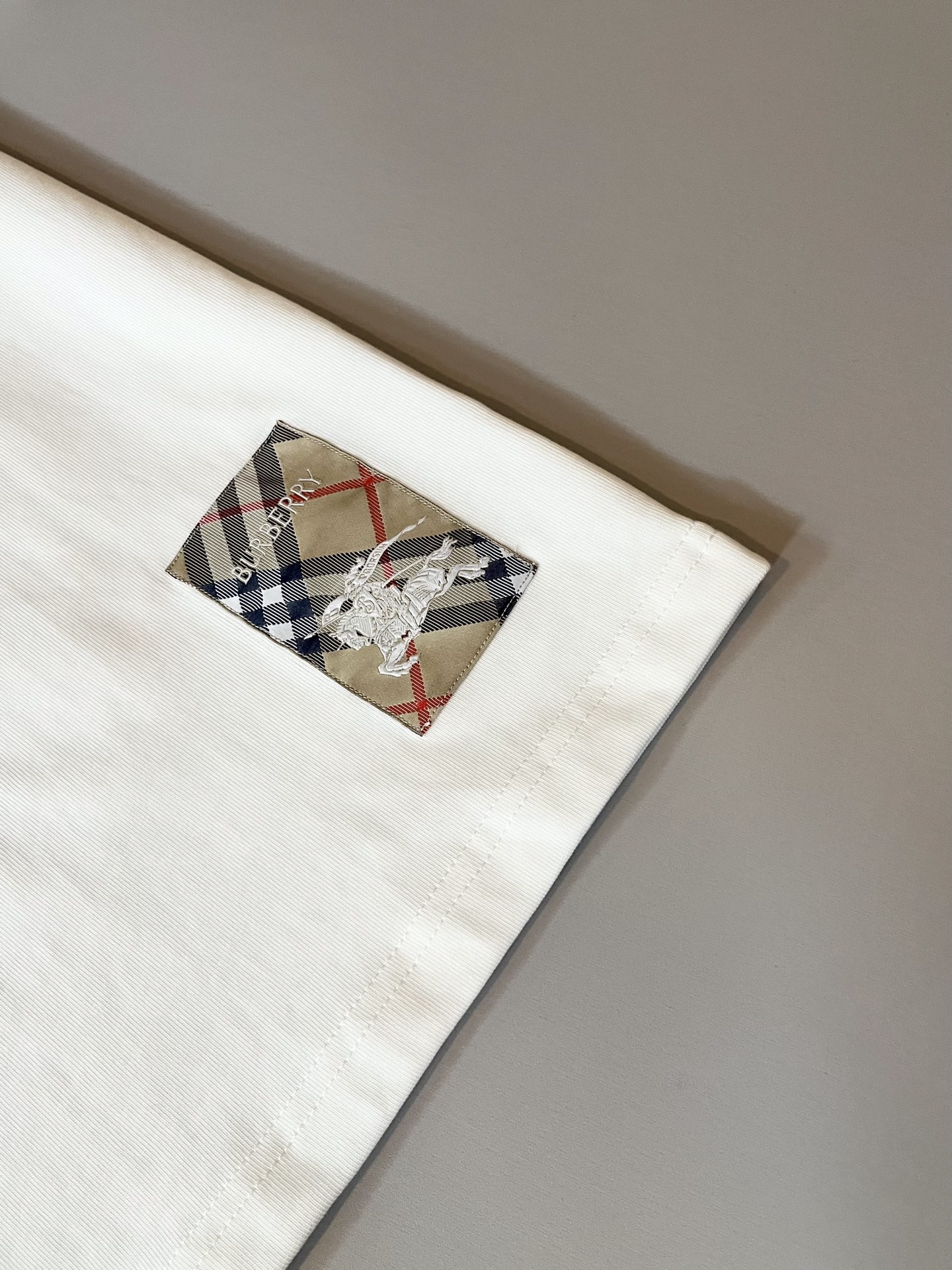 Bur*erry 巴*莉 2025春夏新款男女同款👫休闲套装，品牌最新设计元素！既不单调也不复杂，好处的