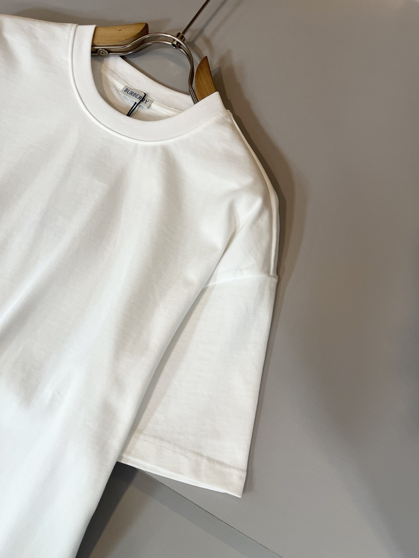 Bur*erry 巴*莉 2025春夏新款男女同款👫休闲套装，品牌最新设计元素！既不单调也不复杂，好处的