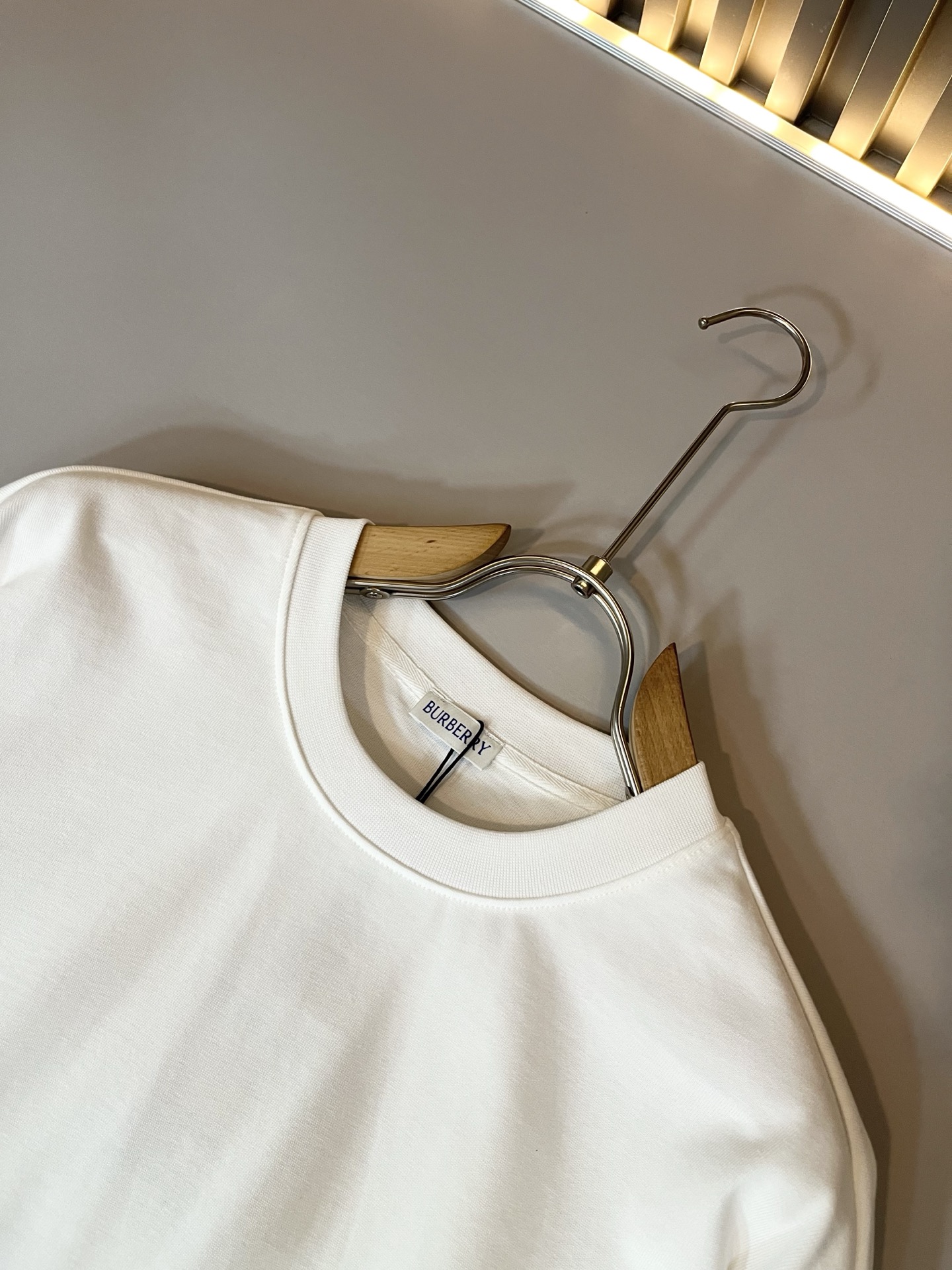 Bur*erry 巴*莉 2025春夏新款男女同款👫休闲套装，品牌最新设计元素！既不单调也不复杂，好处的