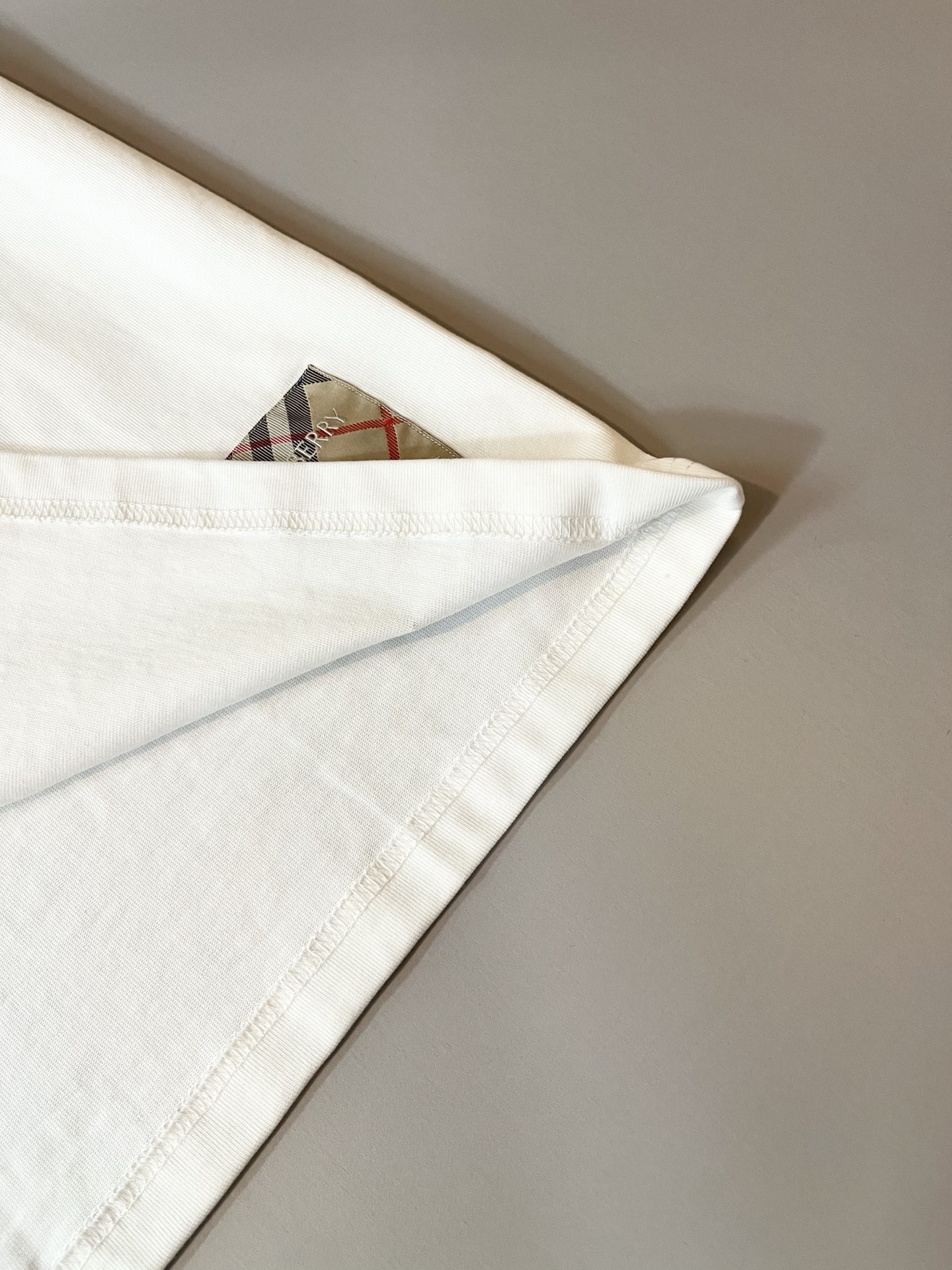 Bur*erry 巴*莉 2025春夏新款男女同款👫休闲套装，品牌最新设计元素！既不单调也不复杂，好处的