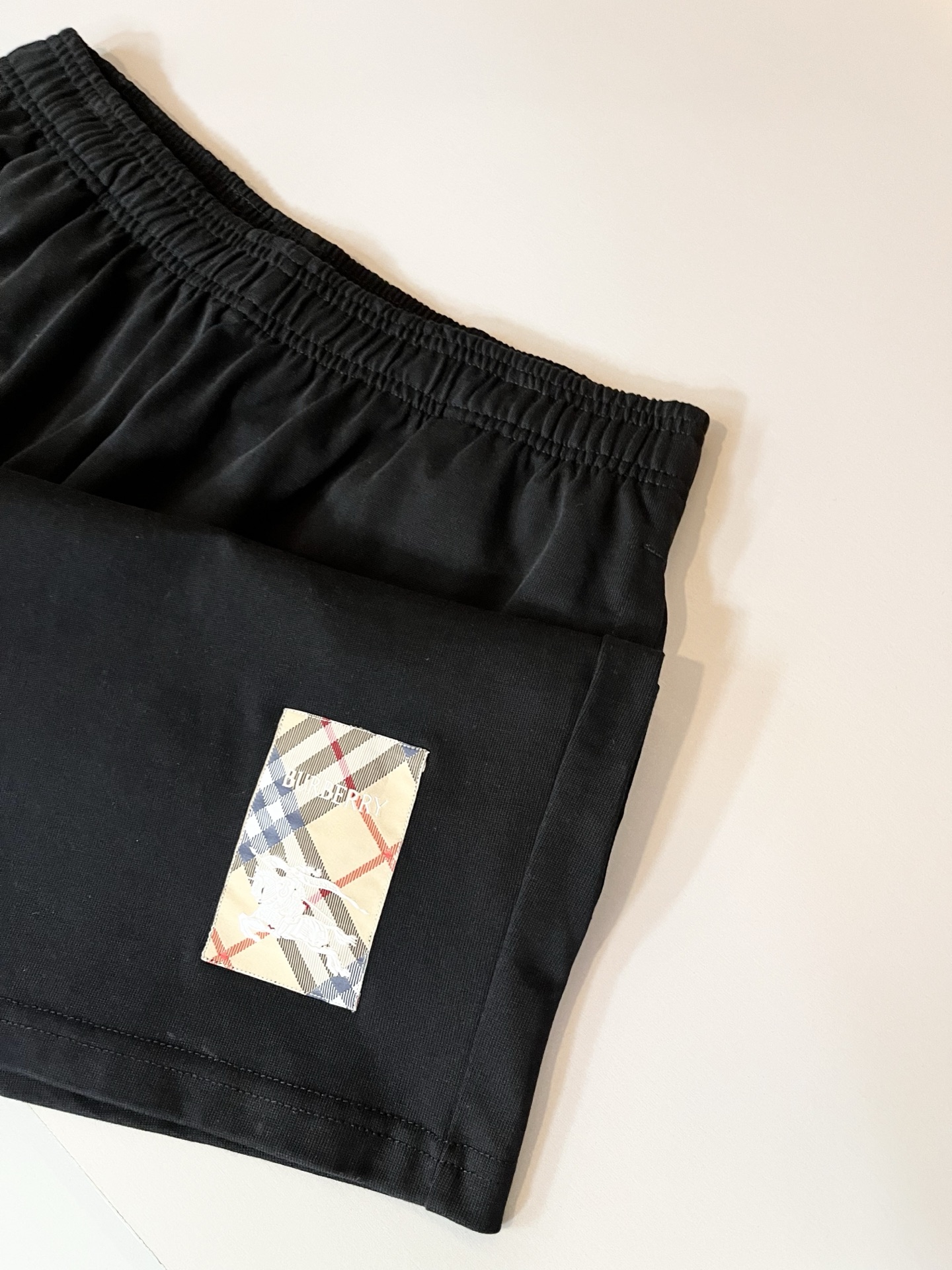 Bur*erry 巴*莉 2025春夏新款男女同款👫休闲套装，品牌最新设计元素！既不单调也不复杂，好处的