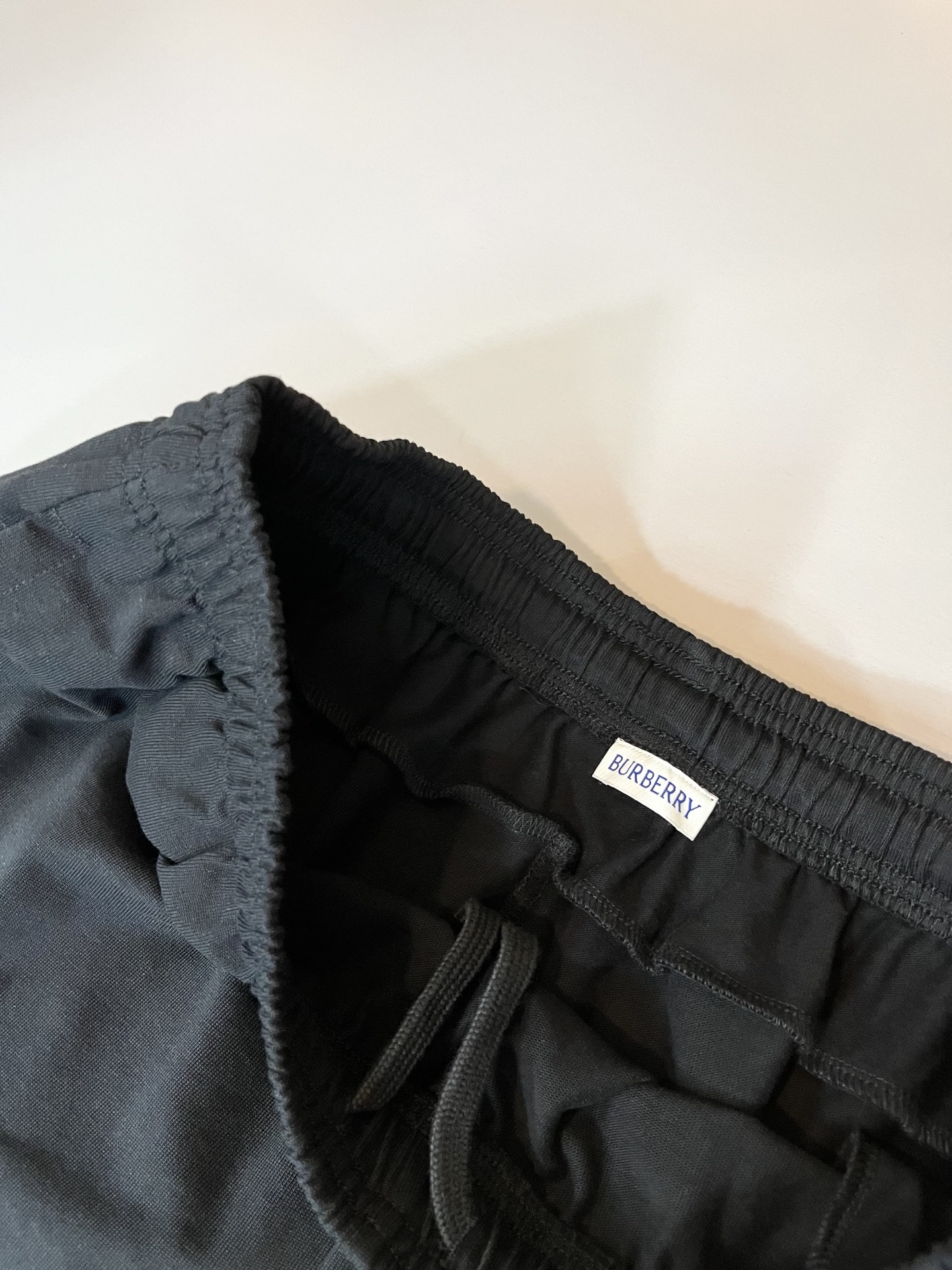 Bur*erry 巴*莉 2025春夏新款男女同款👫休闲套装，品牌最新设计元素！既不单调也不复杂，好处的