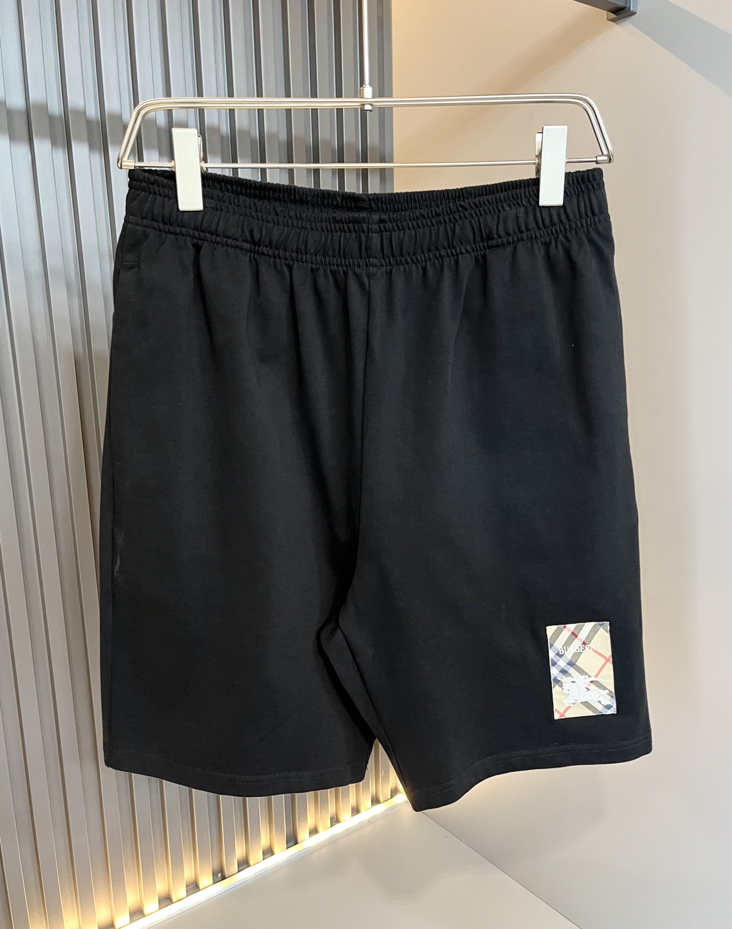 Bur*erry 巴*莉 2025春夏新款男女同款👫休闲套装，品牌最新设计元素！既不单调也不复杂，好处的