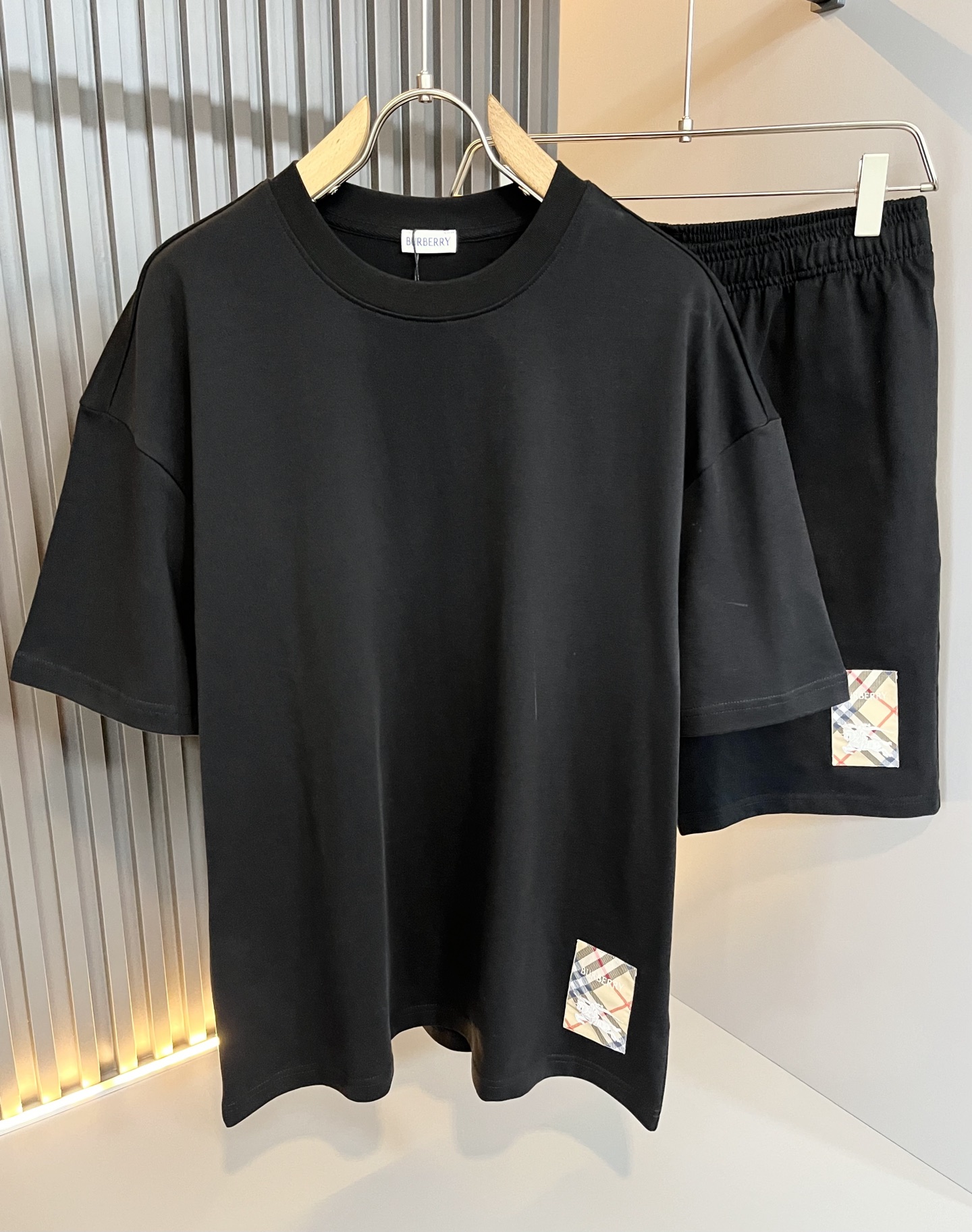 Bur*erry 巴*莉 2025春夏新款男女同款👫休闲套装，品牌最新设计元素！既不单调也不复杂，好处的