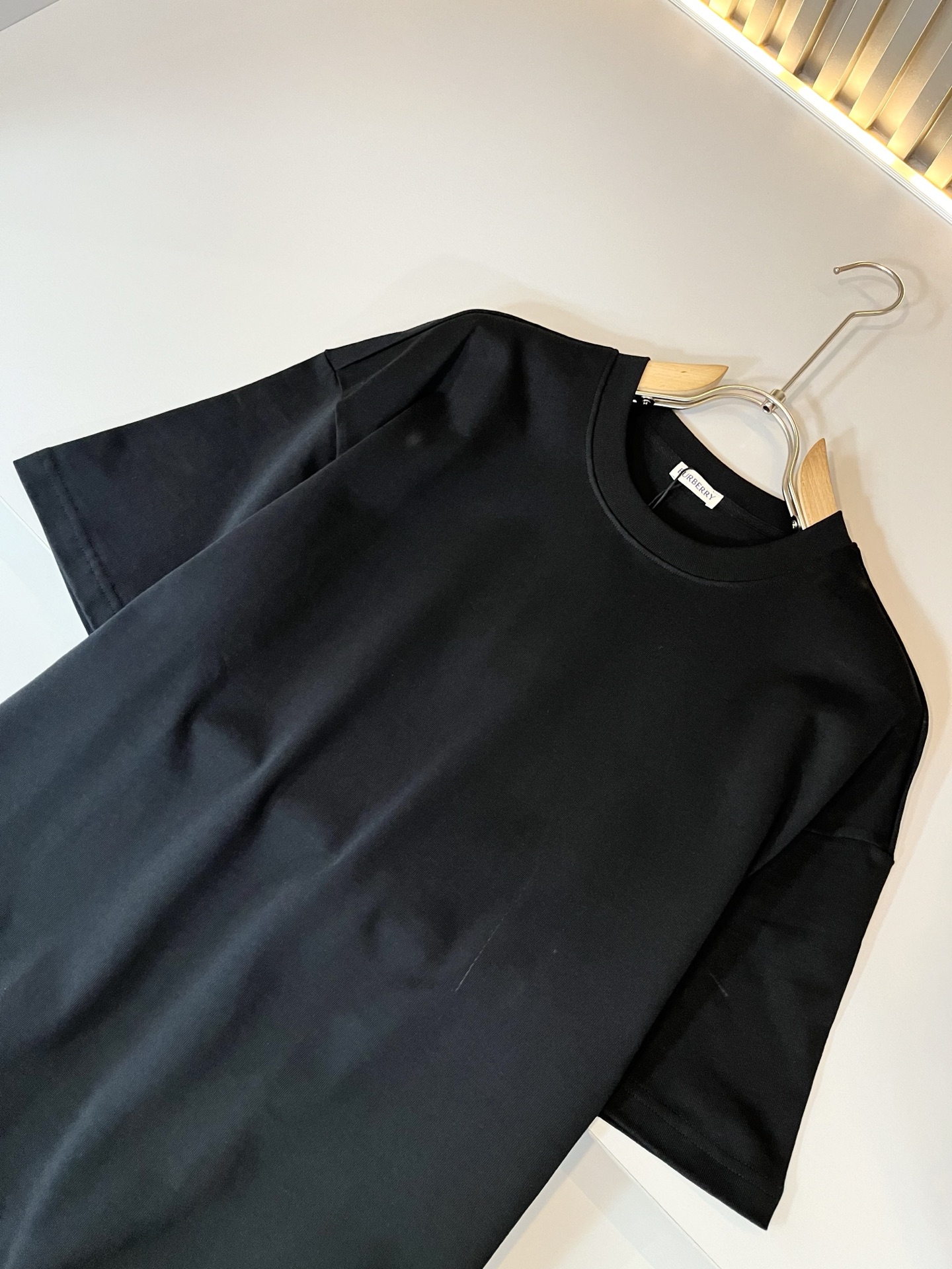 Bur*erry 巴*莉 2025春夏新款男女同款👫休闲套装，品牌最新设计元素！既不单调也不复杂，好处的