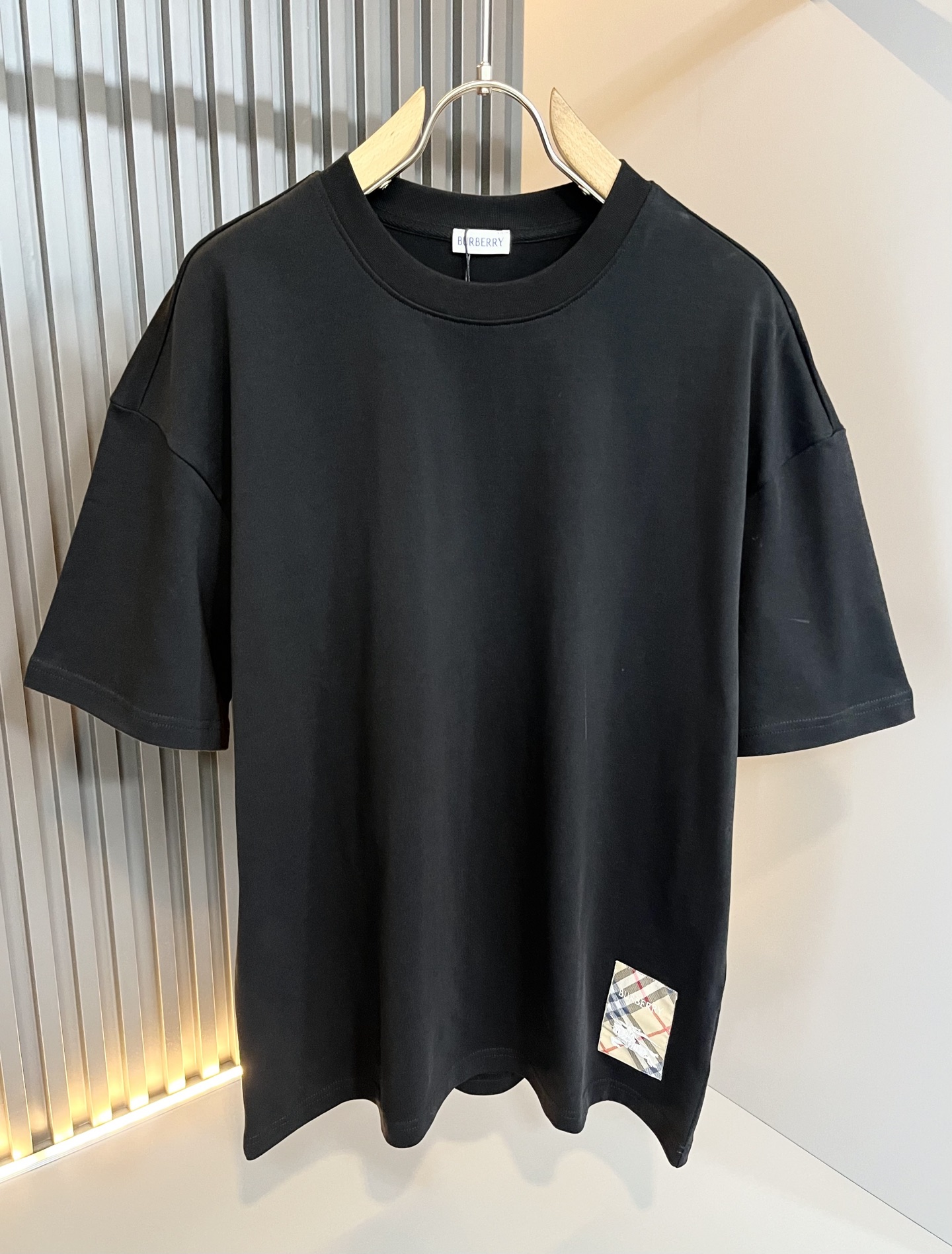 NO:509441,Bur*erry 2025 spring and summer new men and women's same casual suit, the latest brand design elements!  Neither monotonous nor complicated, the benefits show taste!  Customer-supplied top-quality custom glue press logo design!  Comfortable, sweat-absorbing and breathable, the unique high-end fabric presents a simple and elegant temperament!  Customized original logo pattern patch design!  Full three-dimensional! Standard cutting design!  Every detail is a synchronized with high-end fashion. Size: M-2XL, burberry, alexander wang19860909Bur*erry 巴*莉 2025春夏新款男女同款休闲套装,品牌最新设计元素！既不单调也不复杂,好处的展现品味！客供顶级定制压胶logo设计！舒适吸汗透气根本不在话下,面料独具的高奢感呈现简约优雅气质！定制原版logo图案贴布设计！饱满立体!标准裁剪设计！每一处细节都是与高端时尚同步的体现.尺码:M-2XL,,burberry,alexander wang,Men's clothing