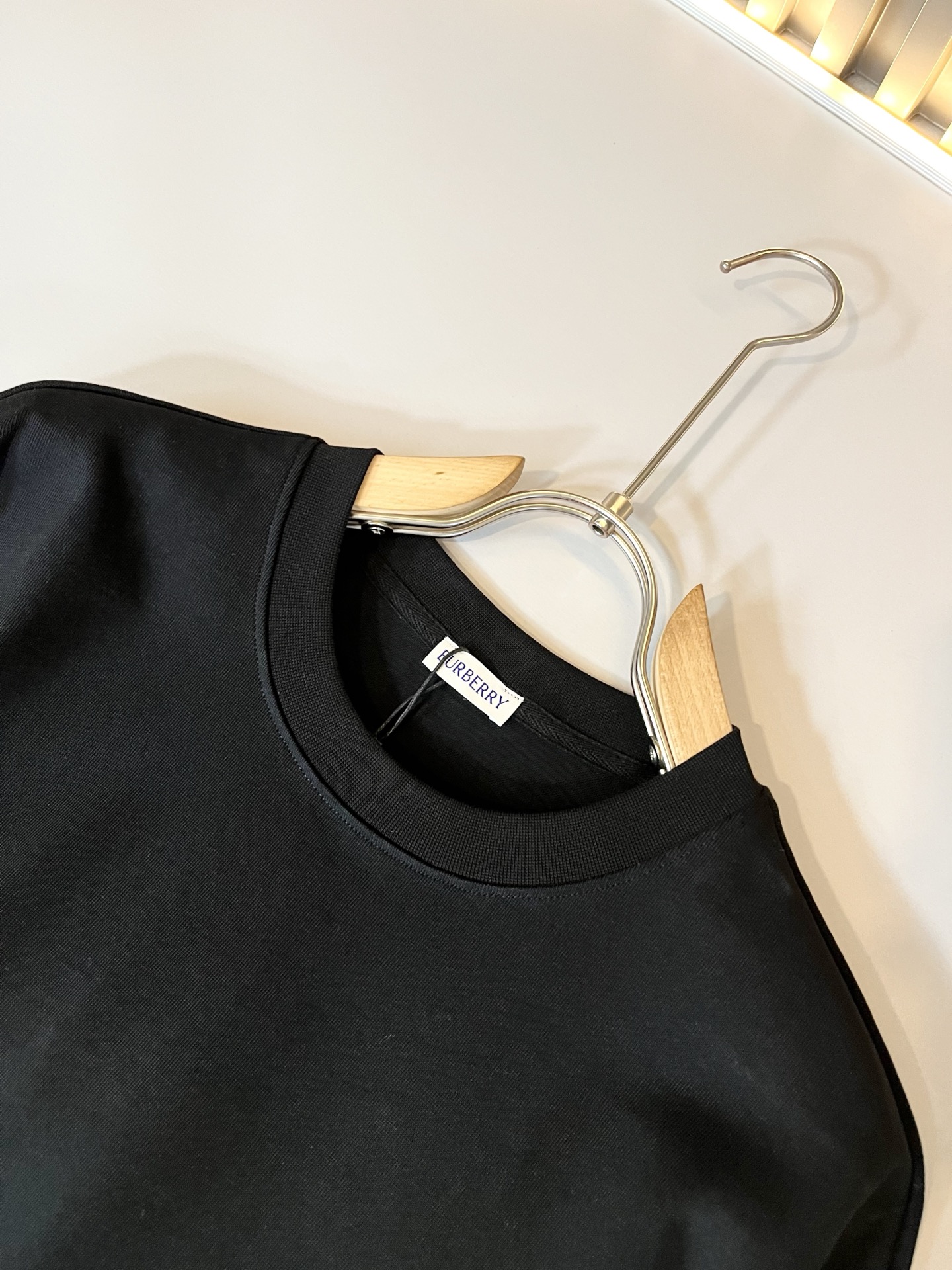 Bur*erry 巴*莉 2025春夏新款男女同款👫休闲套装，品牌最新设计元素！既不单调也不复杂，好处的