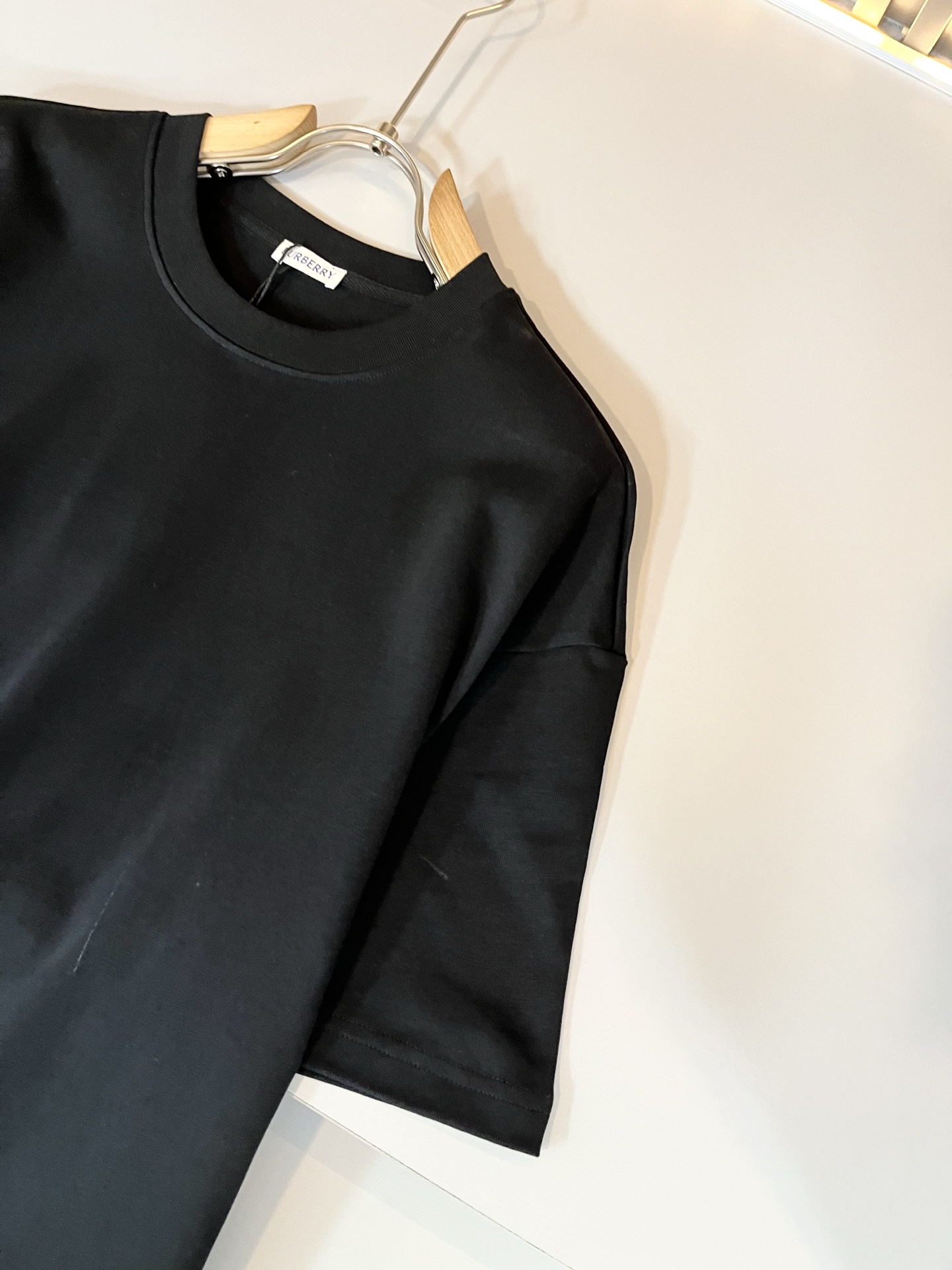 Bur*erry 巴*莉 2025春夏新款男女同款👫休闲套装，品牌最新设计元素！既不单调也不复杂，好处的