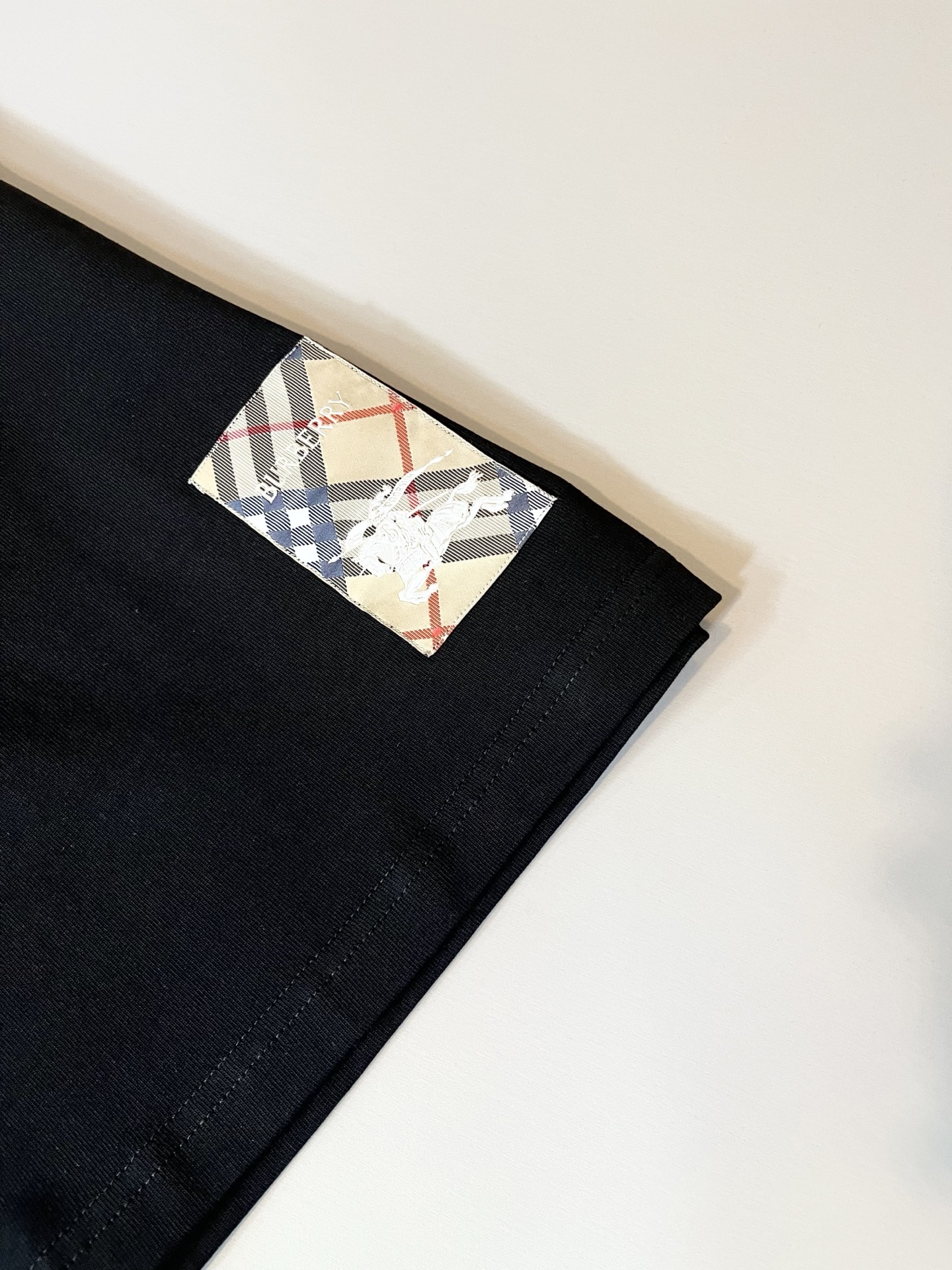 Bur*erry 巴*莉 2025春夏新款男女同款👫休闲套装，品牌最新设计元素！既不单调也不复杂，好处的