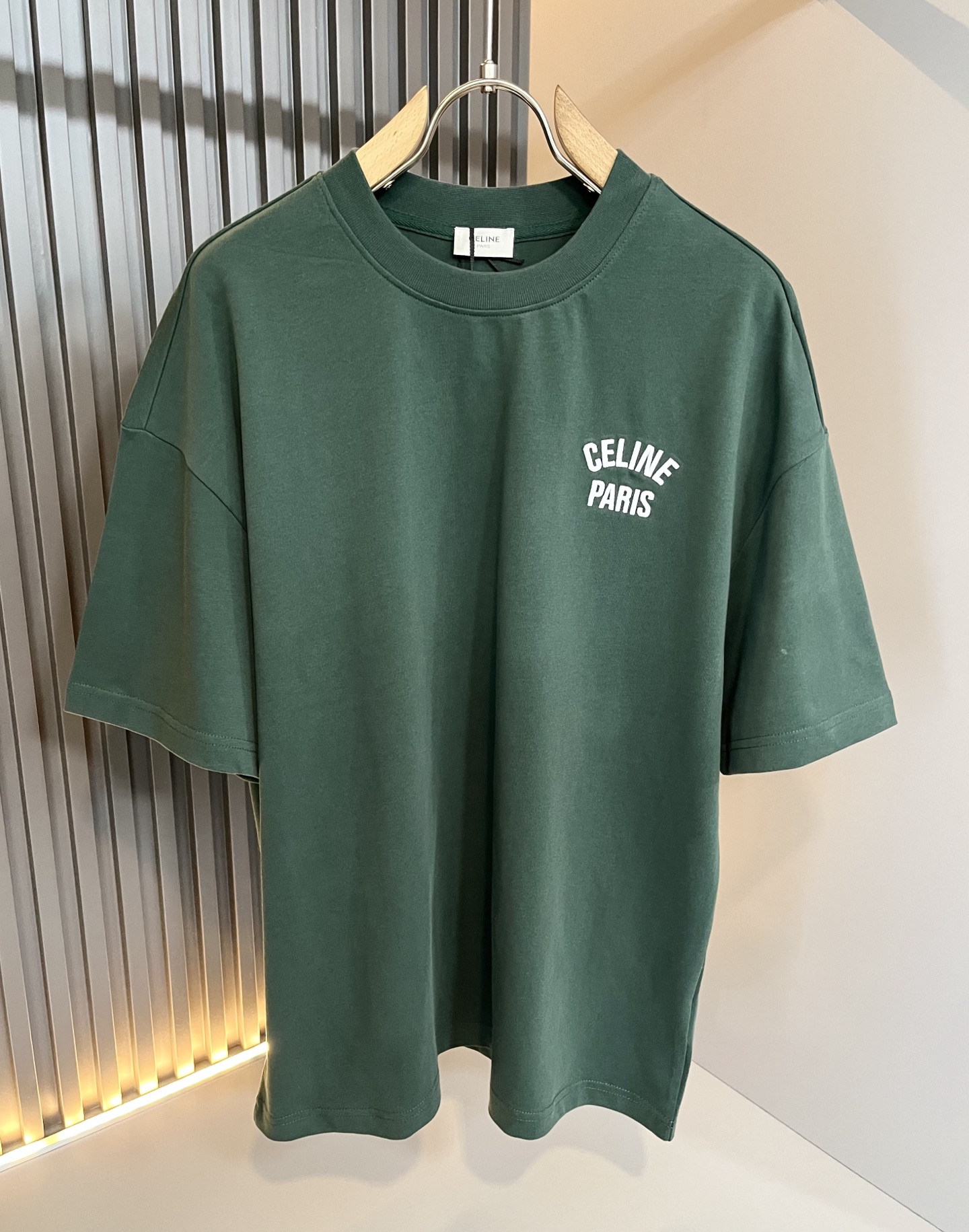 NO:509432,CELIN*Serine 2025 spring and summer new fashionable casual round neck set, classic short-sleeved T-shirt for couples in the same style!  Trading companies have sparse channels and are released on the official website at the same time!  25-year-old fashion new styles are recommended. CE, which is increasingly bursting into new young forces, is indeed exciting to keep the classics while constantly integrating younger elements!  This short Tee, which is newly released in early spring, has a classic logo embroidery design that never goes out of date in front and back!  The contrasting collar design with simple and high-end colors is enough to highlight a brand new theme, and the style setting that takes into account both retro and fashionable can cope with all kinds of temperament styles!  The logo has clear three-dimensional details, highlighting the perfect quality and texture!  Customer-supplied custom-woven cotton fabrics, and they are super white in color. Everyone should hurry up and take them away!  Size S-XL, celine, T-shirt,tees, t-shirt,alexander wang19860909CELIN*瑟琳 2025春夏新款时尚休闲圆领套装,经典男女同款情侣短袖T恤衫！贸易公司渠道稀出,同步官网发售！25年早春时尚新款推荐,越来越向年轻新势力迸发的CE,除了保留经典的同时,不断融入年轻化元素,确实令人期待！这款早春最新发售的短Tee,前后永不过时的经典Logo刺绣工艺设计！搭色简约而又不失高级感的撞色领口设计,足以凸显出全新的主题,复古与时髦兼顾的风格设定,可以应对各种气质范儿穿搭！logo清晰立体的细节,凸显完美的品相与质感！客供定织全棉面料,并且超级显白配色,各位抓紧时间带走吧！尺码S-XL,,celine,T-shirt,tees，t-shirt,alexander wang,Men's clothing