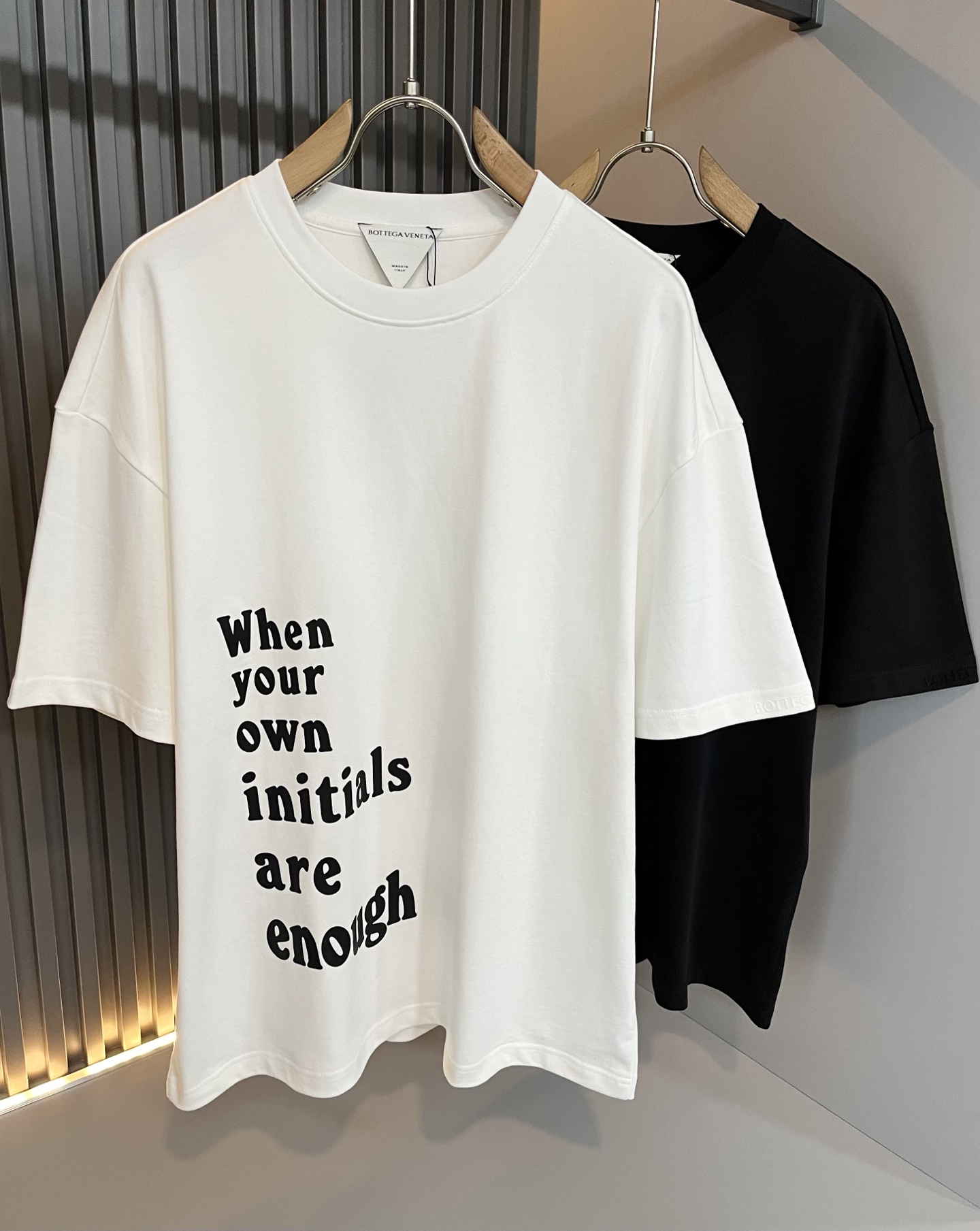 NO:509963,BottegaVene*a Bao*jia 2025 spring and summer new men's short-sleeved T-shirt, this is the most awesome solid color high-quality fabric so far this year!  !  !  Logo pattern printing design for clothes!  These alone are enough to beat the ordinary styles on the market. BV is really going to be fully powered this year!  Botte**Veneta 2025 Spring and Summer Series, orders from Taiwan trading companies, and available in Hong Kong Lane Crawford. The unique design style is simple and elegant. Nowadays, only the original single trading company dares to make many colors that match the counter to meet all the matching needs of men!  !  The details are in place and are reflected in the natural light. You can see this at a glance and instantly improve the texture of the clothes. And the fabric of this clothes took 6 months!  !  !  Size S-2XL, bottega veneta, bottega veneta, T-shirt,tees, t-shirt,alexander wang19860909BottegaVene*a宝*嘉 2025春夏新款男士短袖T恤,这是今年目前为止最牛批的一款纯色高品质面料！！！衣身logo图案印花设计！光是这些就足够吊打市面上那些一般的款式了,BV今年是真的要火力全开了！Botte**Veneta 2025春夏系列,来自台湾贸易公司的订单,香港连卡佛也有售.独特的设计风格简约大气,这年头也只有原单贸易公司才敢做出足以匹敌专柜的诸多颜色来,满足一切男士的搭配需求！！细节到位自然光下体现的淋漓尽致.这个您入手一目了然,瞬间提升了衣服的质感.并且此款衣服面料,耗时6个月！！！尺码 S-2XL,,bottega veneta,bottega veneta,T-shirt,tees，t-shirt,alexander wang,Men's clothing