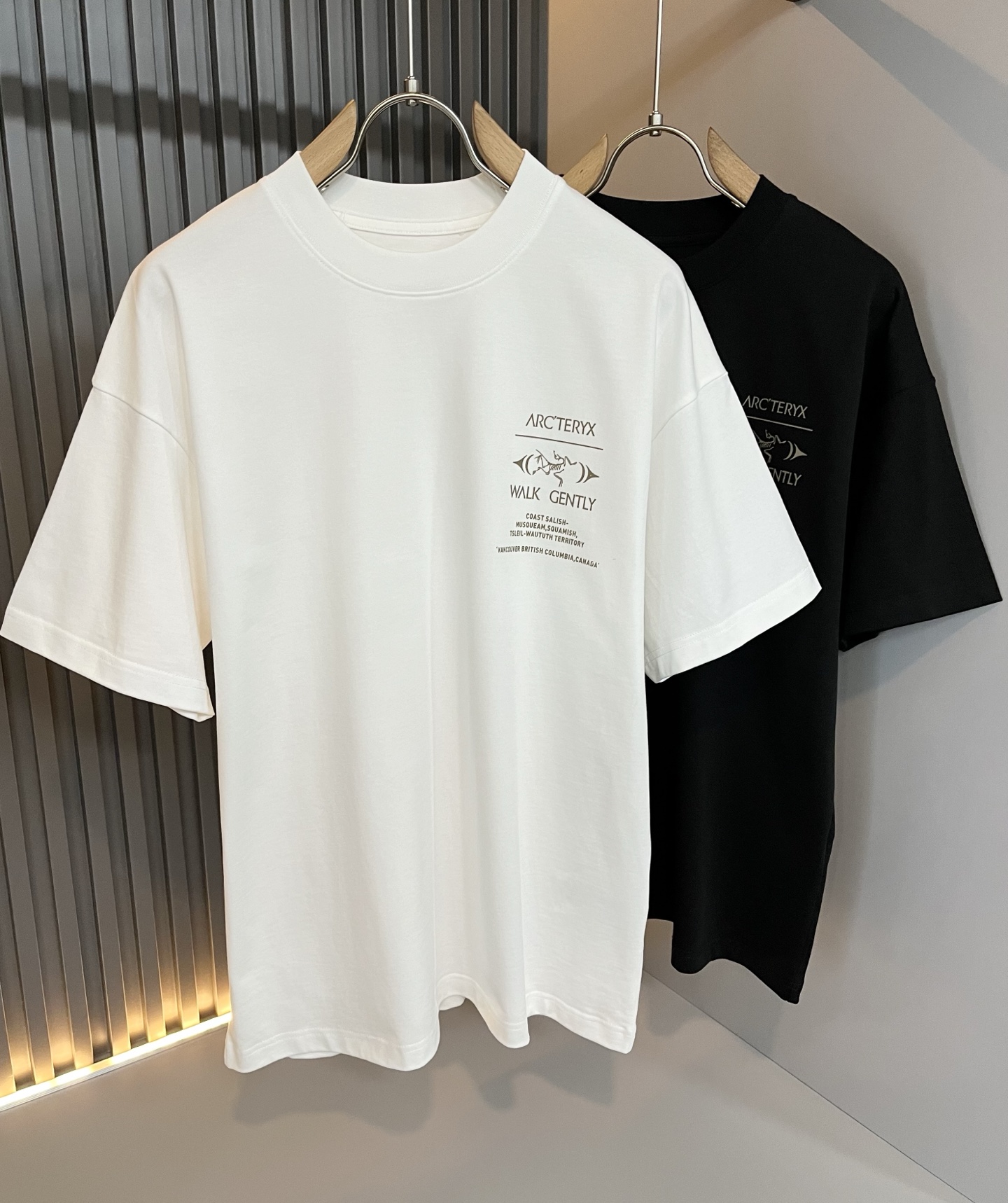 NO:509971,ARCTER*X Original Archaeological Bird 2025 spring and summer new short-sleeved T-shirt outdoor brands for men and women, perhaps the first thing that comes to mind is Canadian goose and Archaeological Bird. It gives people a feeling of trying out the label!  In addition to being quite accomplished in style design, the most obvious or most expert should be to have deeper and unique insights and attainments in fabrics. Through continuous structural research and problem-solving, and characterized by unique research on fabrics, these alone are enough to support it to become the first new logo brand image in the clothing manufacturing industry. This model uses air cotton material!  The fabric after the seiko blending feels smooth and soft, and it has both natural beauty and comfort. The large body style is cut cleanly and cleanly, and the fabric shows a different hazy structural beauty. It is made of exclusive mold customization. The fabric and its technology test the workers, can be smooth and smooth without wrinkles!  Logo logo pattern printing craft design!  It really tests the handmade work of every master!  It makes the whole clean and neat, without leaving any thread. Now men who pursue life are more refined in life!  Size M-3XL, arc'teryx, T-shirt,tees, t-shirt,alexander wang19860909ARCTER*X始*祖鸟 2025春夏新款男女同款短袖T恤户外品牌可能大家第一想到的就是加拿大鹅、始祖鸟.给人一种标签试的感觉！除了在款式设计上颇有造诣之外,最明显或者说最为拿手的,应该就是在面料上的拥有更深独特见解跟造诣了.通过不断地结构研究和问题处理,在以面料独特研究为特征,仅凭这些就已经足以支撑其成为服装制造行业中,首屈可数的新标志品牌形象.此款采用的空气棉材质！通过精工混纺之后的面料,手感细滑柔软,同时兼具自然美感跟舒适度.大身上版型裁剪简洁干净,面料上显现出了不一样朦胧的结构性美感来.独家开模定制而成,面料及其考验工人的技术,能做到平整服帖又不起皱！标志logo图案印花工艺设计！真的是很考验每位师傅的手工制作！使得整体干净利索,不留一丝线头.现在对于生活有所追求的男性也在生活中更为精致！尺码M-3XL,arc'teryx,T-shirt,tees，t-shirt,alexander wang,Men's clothing