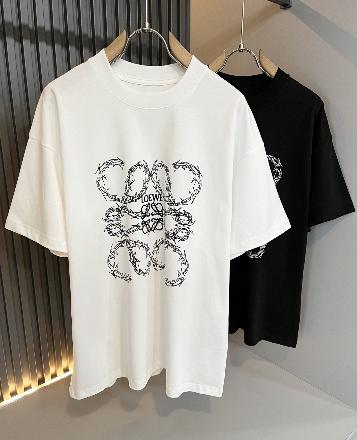 NO:509430,LOE*WE Luo*We 2025 spring and summer new short-sleeved T-shirt for men and women, original Italian order channel, very personalized and high-end style, logo pattern glue pressing technology design!  Couple pure cotton short-sleeved T-shirt!  !  The latest fashion trends and popular products are here, and it is another simple and high-end fashion item. It is a fashion product with very high-end outfit charm. It is a must-have item for fashion trends!  Original Italian manufacturer channels, special-level orders, and released at the same time as Hong Kong, Macao and Taiwan buyers. This model is also the latest popular product of Luo Yiweijia this year and the most classic product. Its specifications and grades are beyond doubt!  !  The choice is very diverse, and it can be said that this model naturally has a fresh and natural feeling, showing the brand charm and high-end feeling. The texture of this model is very good, and the heavy weight and brilliant skin-friendliness that can be seen with hands are even better, and it is a complete enjoyment of wearing!  !  Size: M-3XL, loewe, loewe, T-shirt,tees, t-shirt,alexander wang19860909LOE*WE罗*威 2025春夏新款男女同款短袖T恤,意大利原厂订单渠道,极具个性高级风,标志logo图案压胶工艺设计！情侣款纯棉短袖T恤！！最新时尚潮流人气产物驾到,又是一款简约高级的时尚单品,穿搭魅力十分高级不俗的时尚产物 ,时尚潮流必备单品！意大利原厂渠道,特供级别订单,同步港澳台买手店发布,此款也是罗意威家今年的最新人气产物,也是最经典的产物,其规格跟档次更是毋庸置疑！！ 选择极具多样化,言而喻此款自然具备那种清新自然的感觉,彰显品牌魅力与高级感,此款的质感十分的到位,用手可以感知的重磅跟出彩亲肤程度更是上佳,十足的穿着享受！！尺码: M-3XL,,loewe,loewe,T-shirt,tees，t-shirt,alexander wang,Men's clothing