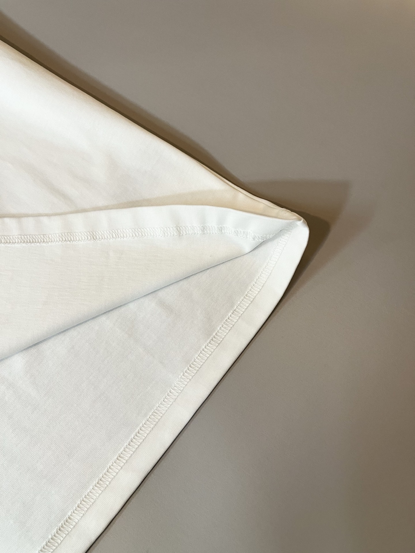  LOE*WE罗*威 2025春夏新款男女同款👫短袖T恤，意大利原厂订单渠道，极具个性高级风，标志log