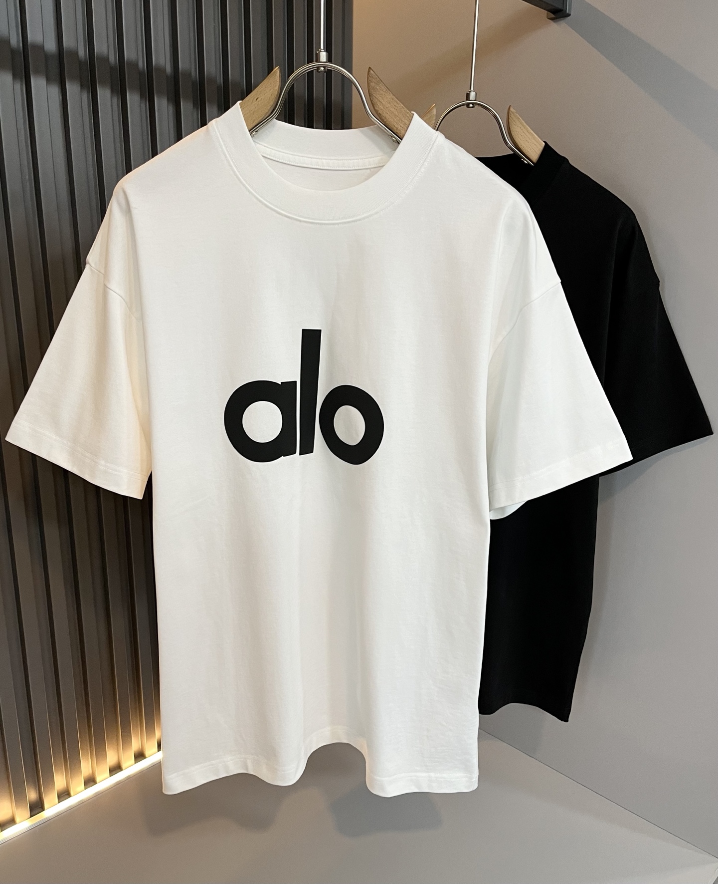 NO:509967,Alo2025 spring and summer new series of products are launched, a very fashionable and avant-garde short-sleeved T-shirt for men and women, with logo pattern glue-touching decoration!  Different from the past, it declares the design concept that has been passed down for many years in the brand!  Its eye-catchingness is no less than any classic style, perfectly presenting the fashionable, high-end and luxurious feeling in front of the world!  Made of imported 260 grams of cotton, selected high-quality pure cotton fabrics, soft and soft to the touch, the real thing is definitely beyond your imagination, close to the body and breathable, even if you sweat profusely, you will not feel greasy or stuffy, and will bring sweating and moisture absorption to the extreme!  Size M-3XL, T-shirt,tees,t-shirt,alexander wang19860909Alo2025春夏全新系列单品上线,非常时髦前卫的一款男女同款短袖T恤,标识logo图案压胶修饰！区别于以往的不同,宣示品牌传承多年的设计理念！其吸睛度完全不亚于任何经典款式,将时髦高级感与奢华感完美呈现在世人眼前！客供进口260克全棉材质制成,精选优质纯棉面料,触感软糯亲肤细腻,实物到手绝对超乎你的想象,贴身无比舒适透气,即便是汗流浃背也不会有腻身及闷热感可言,将排汗吸湿性发挥到了极致！尺码M-3XL,,T-shirt,tees，t-shirt,alexander wang,Men's clothing