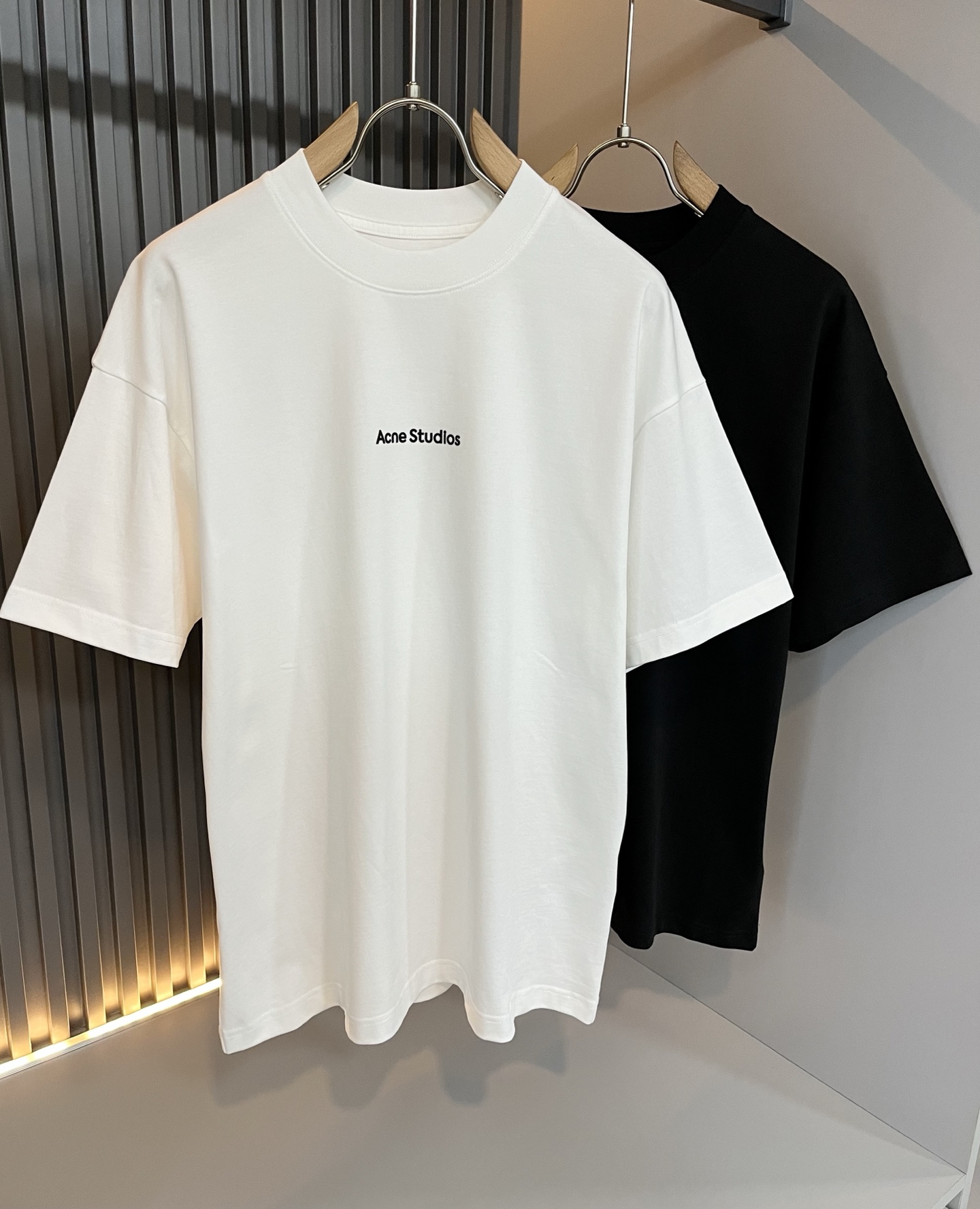 NO:509434,Acne Studio*os 2025 spring and summer new short-sleeved T-shirt for men and women, and the counter is available at the same time!  Customized exclusive wash water pure cotton fabric, customized original craft thread, and body design logo embossing design!  Perfectly integrated with fashion and style, a top-notch fashionable style that perfectly suits the outside wear!  The overall feeling is natural!  The ultimate classic versatile short-sleeved T-shirt, the ultimate heavy industry and the ultimate perfection!  Fans who pursue high quality are please buy them by themselves, and all fans who know the goods are invited to appreciate this model together!  Size M-3XL, acne studios, T-shirt,tees, t-shirt,alexander wang19860909Acne Studi*os2025春夏新款男女同款短袖T恤,专柜同步发售！定制专属洗水纯棉面料,定制原版工艺螺纹,衣身设计标识logo压胶设计！完美融入时尚还有风情感一款完美符合外穿的顶尖时髦气质款！整体给人浑然天成的感觉！极致经典的百搭型短袖T恤,极致的重工极致的完美！追求高品质的粉丝们请自行抢购,诚邀所有识货的粉丝一同鉴赏此款！尺码M-3XL,,acne studios,T-shirt,tees，t-shirt,alexander wang,Men's clothing