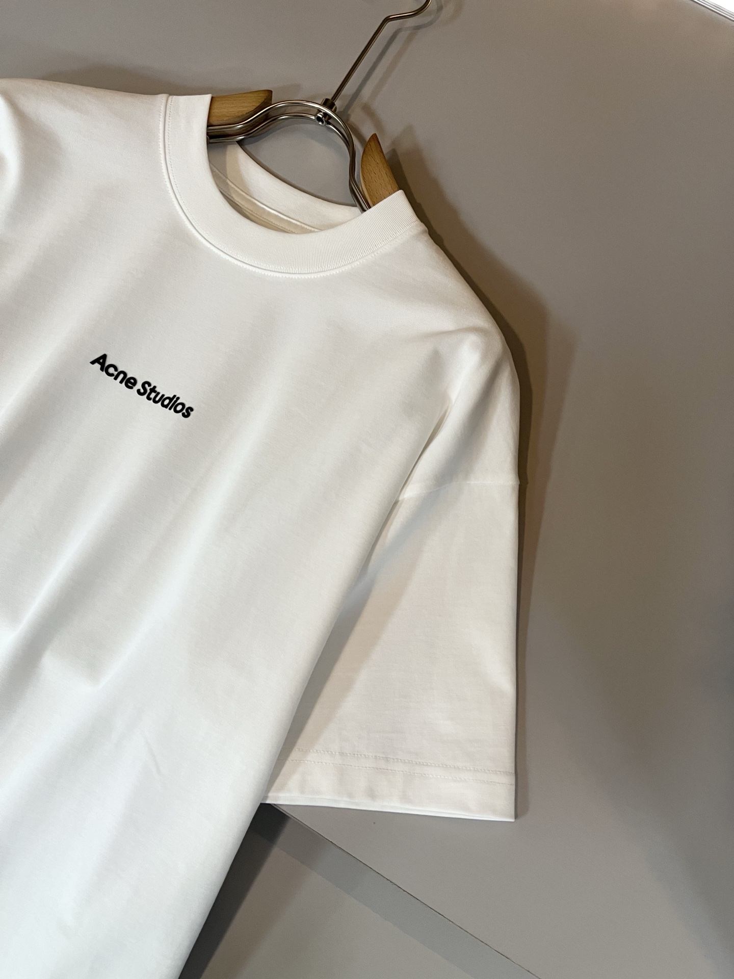   Acne Studi*os2025春夏新款男女同款👫短袖T恤，专柜同步发售！定制专属洗水纯棉面料，定