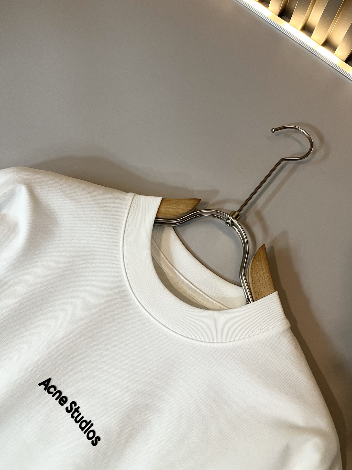   Acne Studi*os2025春夏新款男女同款👫短袖T恤，专柜同步发售！定制专属洗水纯棉面料，定