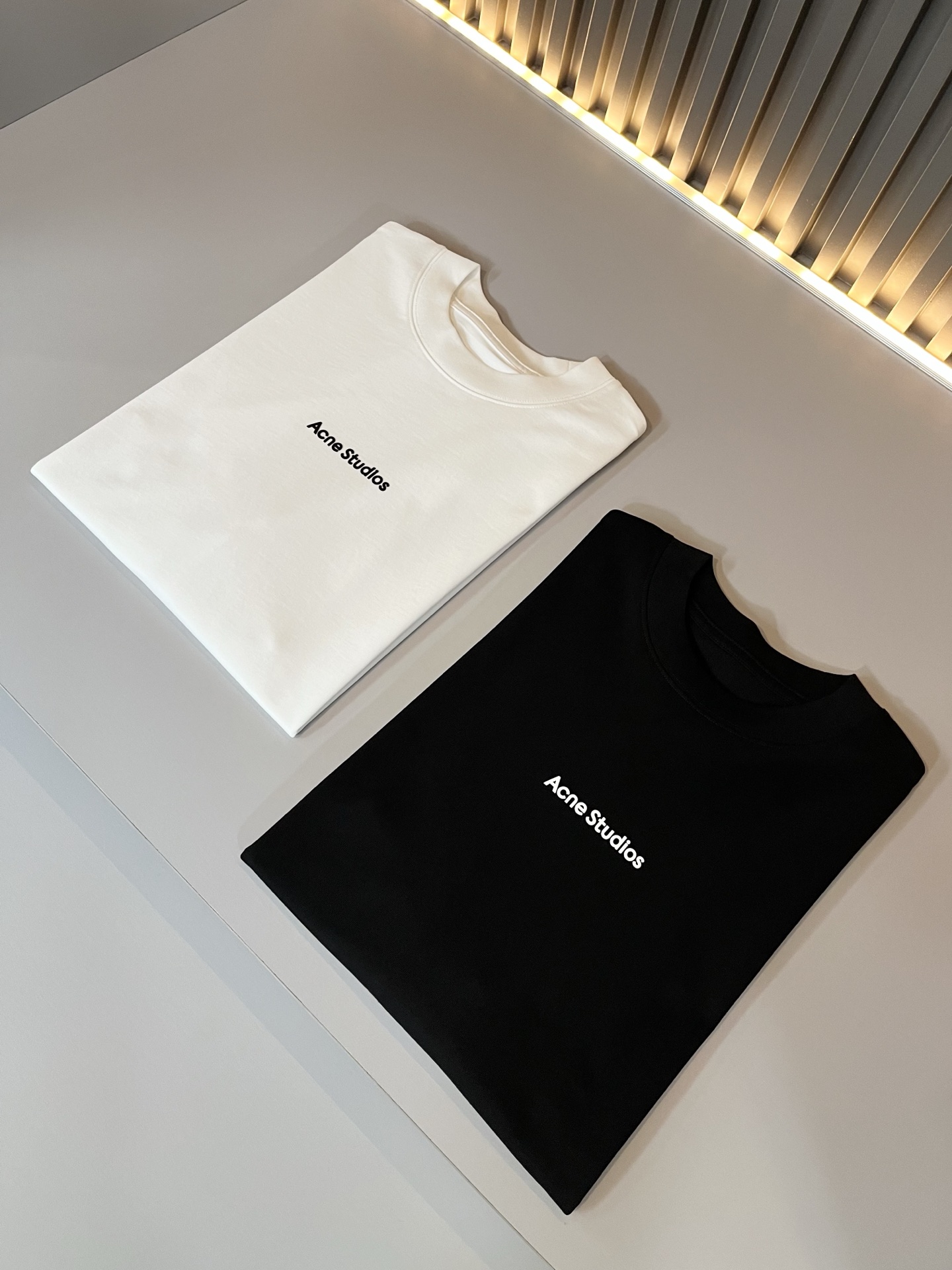   Acne Studi*os2025春夏新款男女同款👫短袖T恤，专柜同步发售！定制专属洗水纯棉面料，定