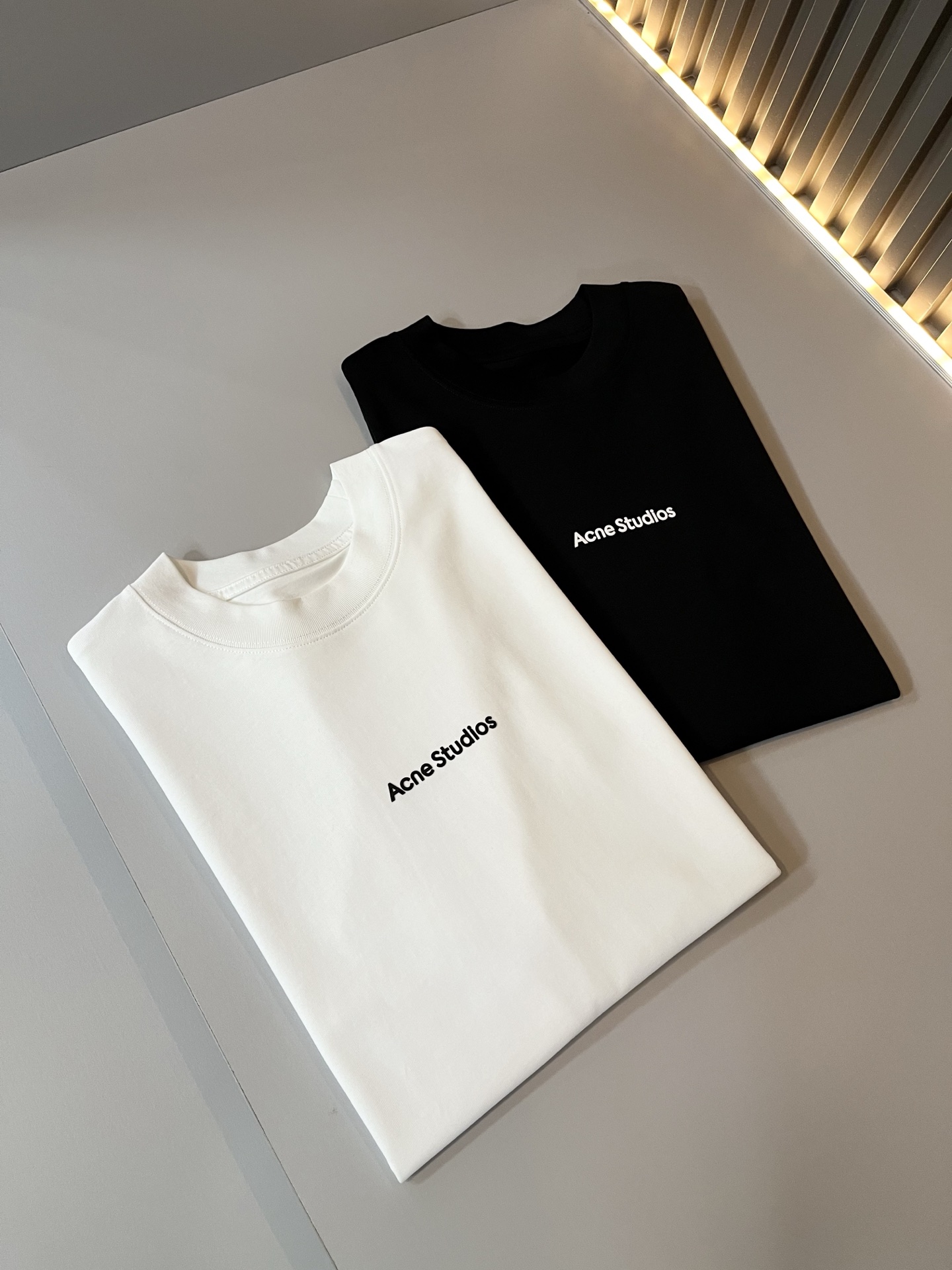   Acne Studi*os2025春夏新款男女同款👫短袖T恤，专柜同步发售！定制专属洗水纯棉面料，定