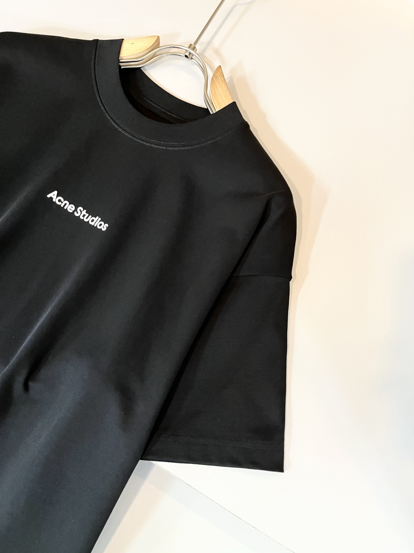   Acne Studi*os2025春夏新款男女同款👫短袖T恤，专柜同步发售！定制专属洗水纯棉面料，定