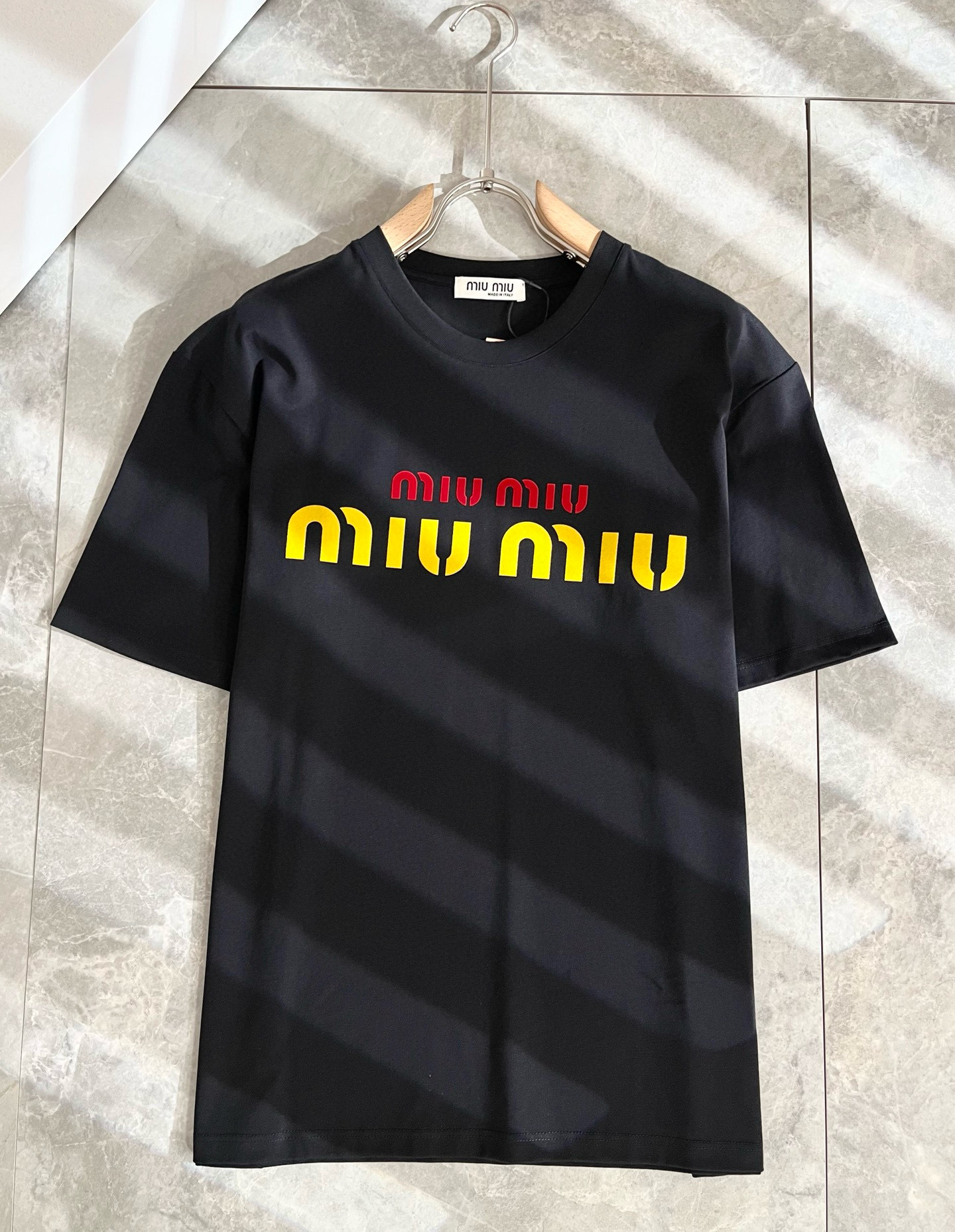   MIUMIU 谬谬2025春夏新款男女同款👫短袖T恤，品牌最新设计元素！既不单调也不复杂,恰到好处的