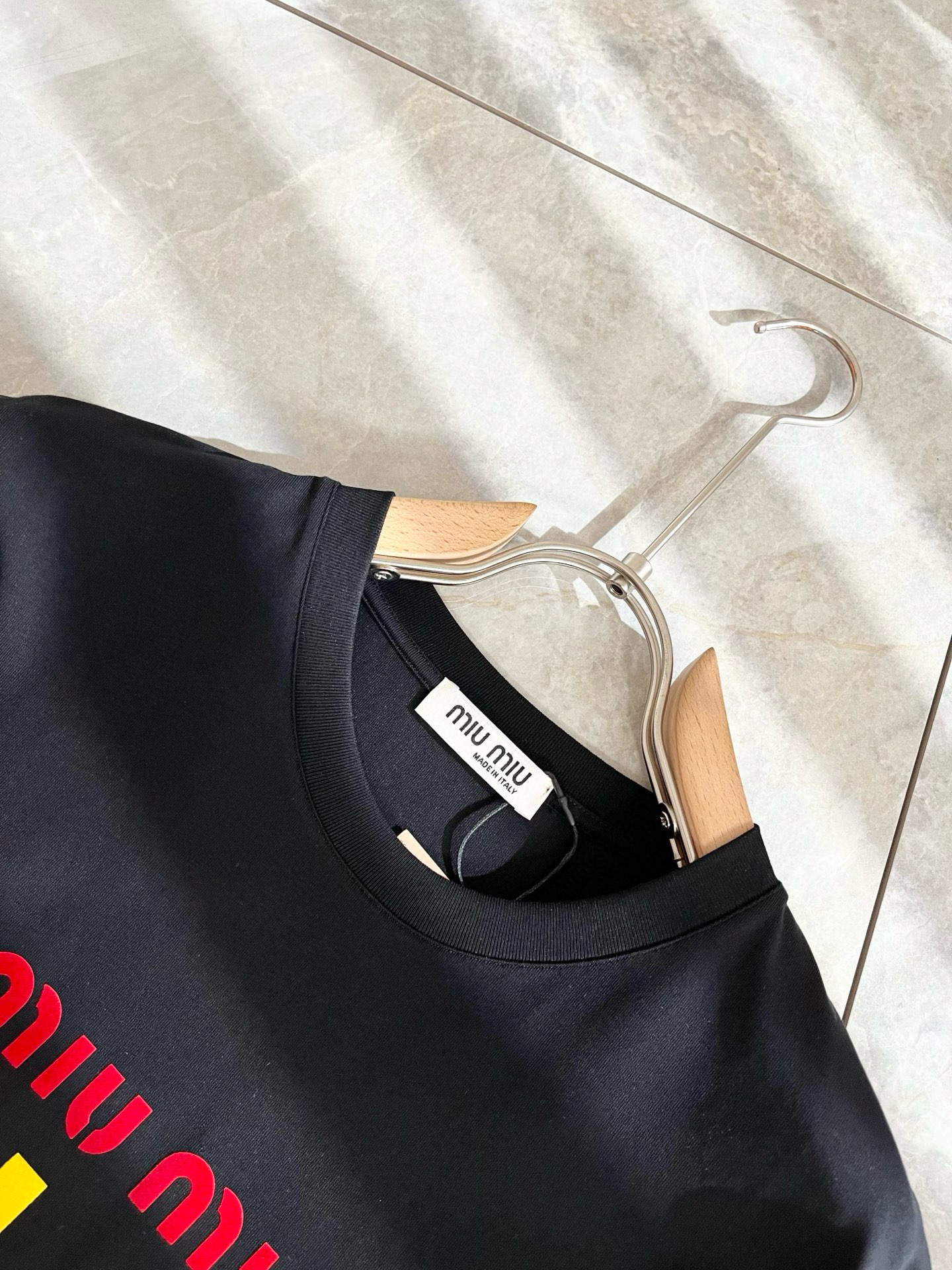   MIUMIU 谬谬2025春夏新款男女同款👫短袖T恤，品牌最新设计元素！既不单调也不复杂,恰到好处的