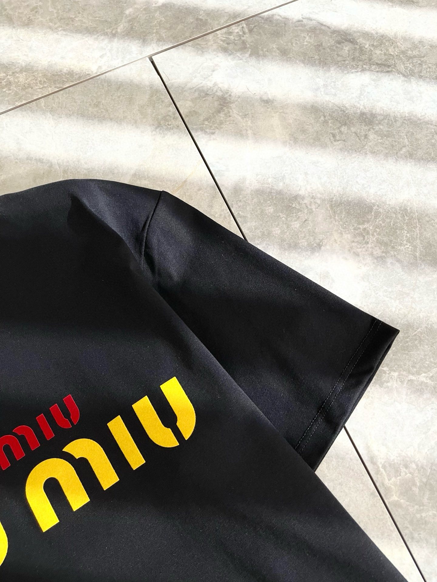   MIUMIU 谬谬2025春夏新款男女同款👫短袖T恤，品牌最新设计元素！既不单调也不复杂,恰到好处的