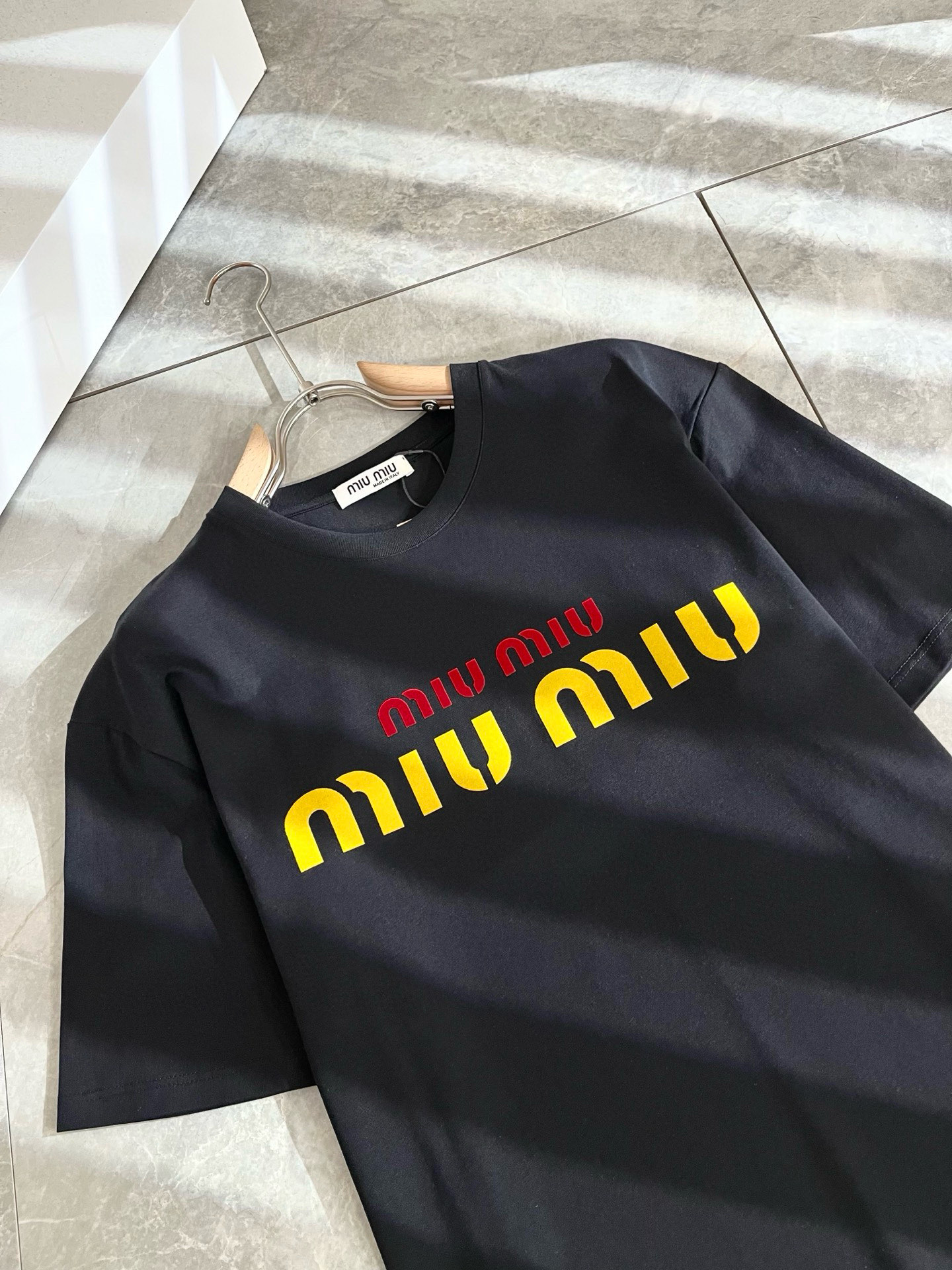   MIUMIU 谬谬2025春夏新款男女同款👫短袖T恤，品牌最新设计元素！既不单调也不复杂,恰到好处的