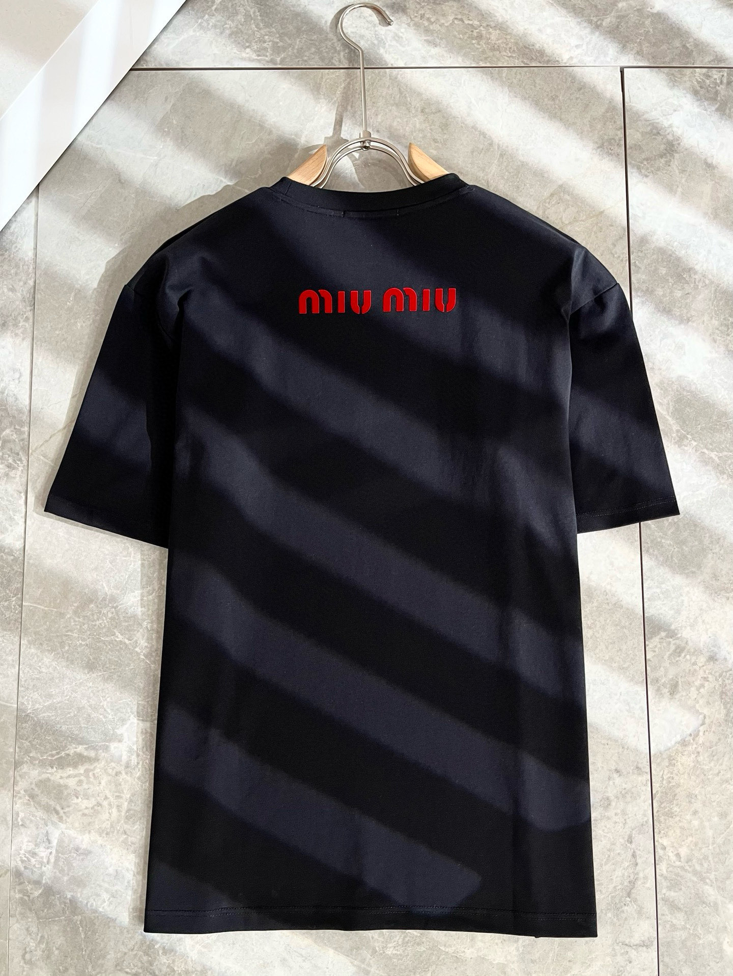   MIUMIU 谬谬2025春夏新款男女同款👫短袖T恤，品牌最新设计元素！既不单调也不复杂,恰到好处的