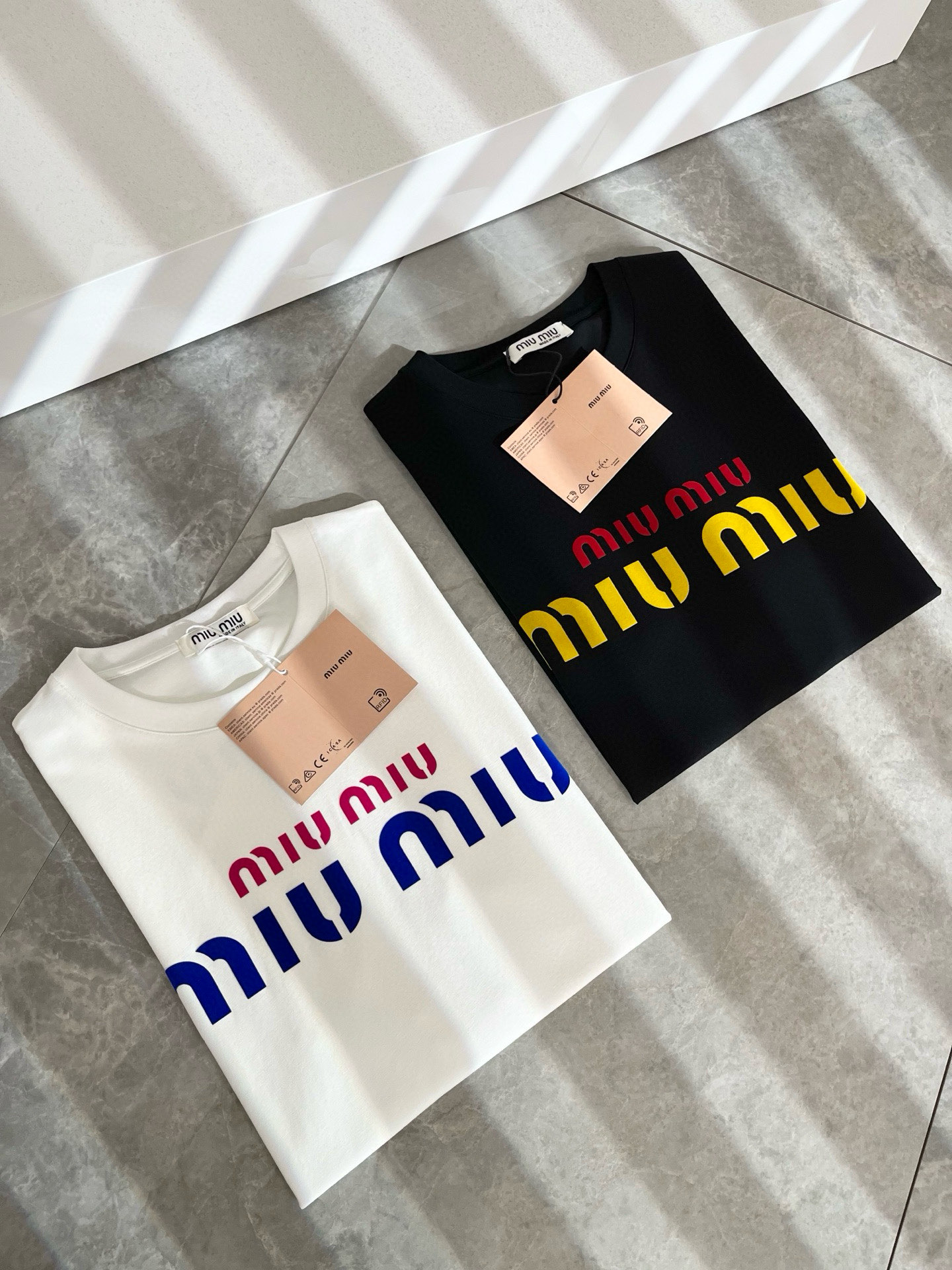   MIUMIU 谬谬2025春夏新款男女同款👫短袖T恤，品牌最新设计元素！既不单调也不复杂,恰到好处的