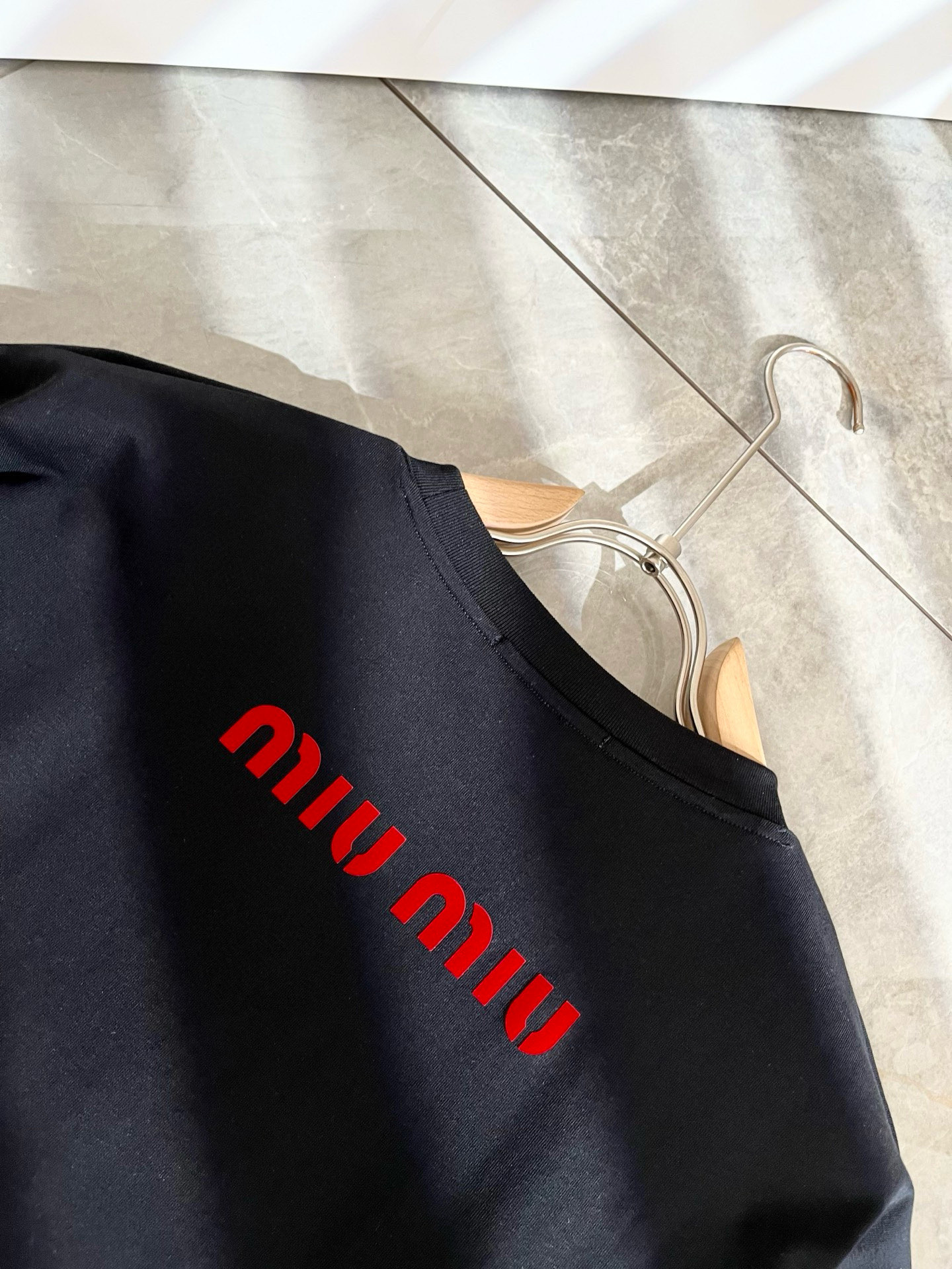   MIUMIU 谬谬2025春夏新款男女同款👫短袖T恤，品牌最新设计元素！既不单调也不复杂,恰到好处的