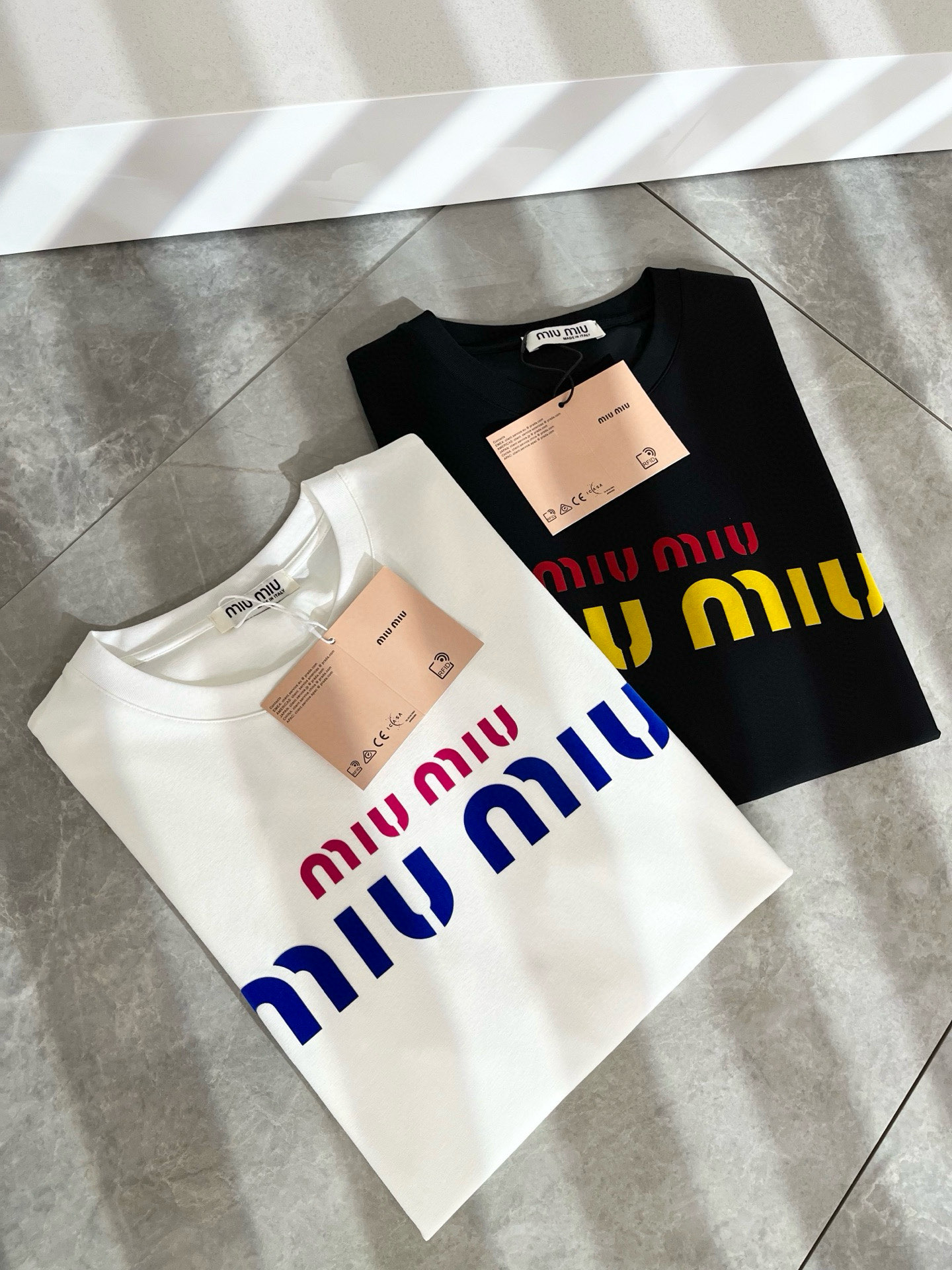   MIUMIU 谬谬2025春夏新款男女同款👫短袖T恤，品牌最新设计元素！既不单调也不复杂,恰到好处的