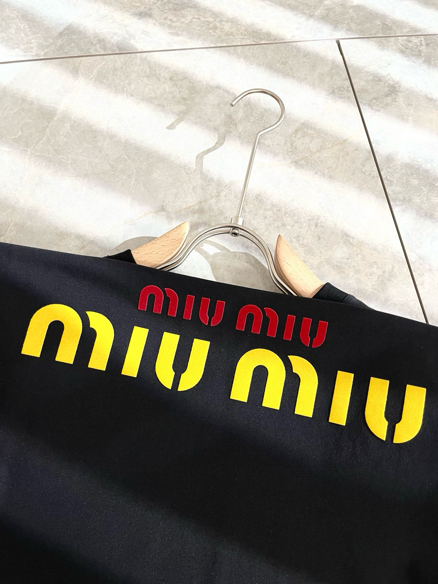   MIUMIU 谬谬2025春夏新款男女同款👫短袖T恤，品牌最新设计元素！既不单调也不复杂,恰到好处的