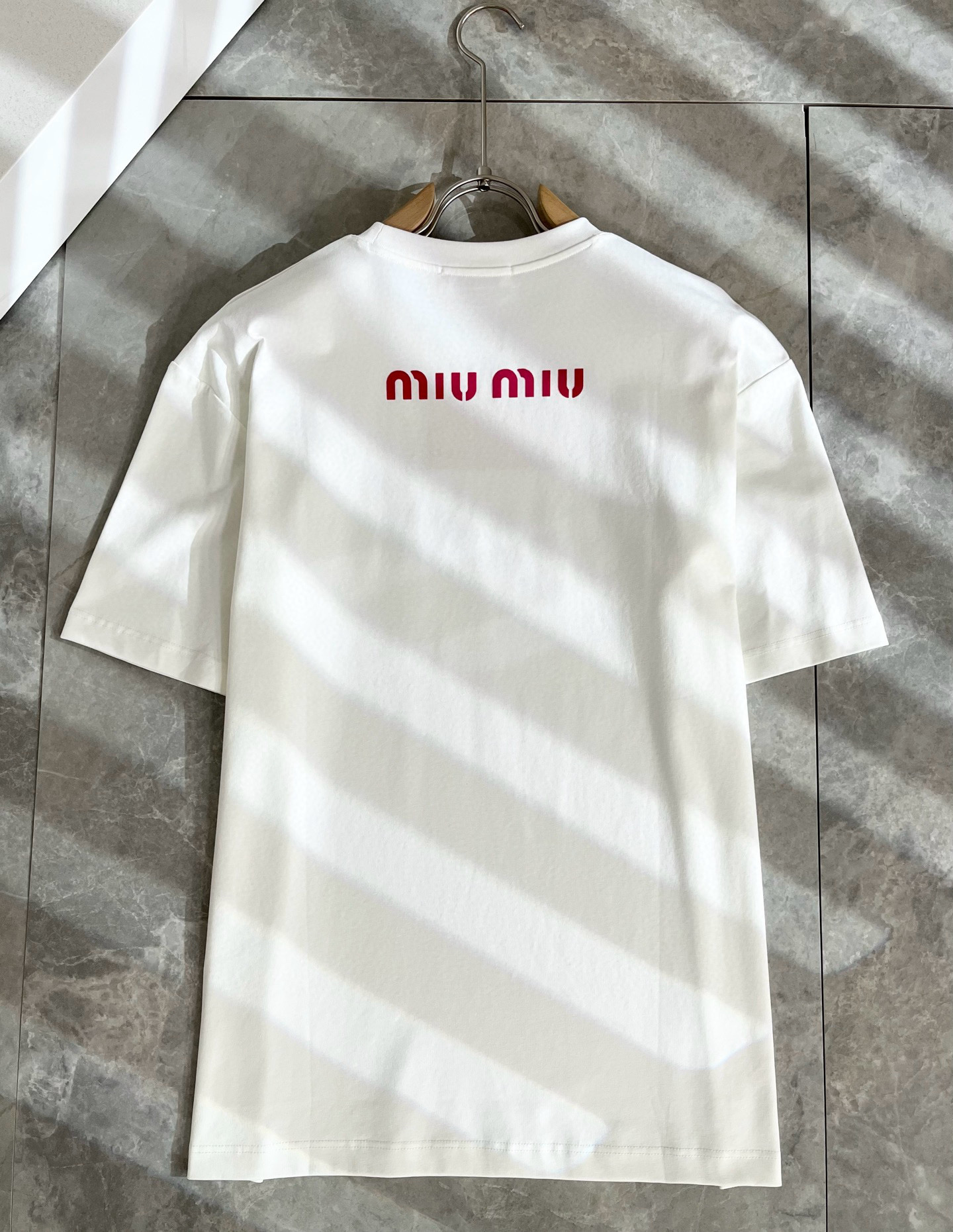   MIUMIU 谬谬2025春夏新款男女同款👫短袖T恤，品牌最新设计元素！既不单调也不复杂,恰到好处的