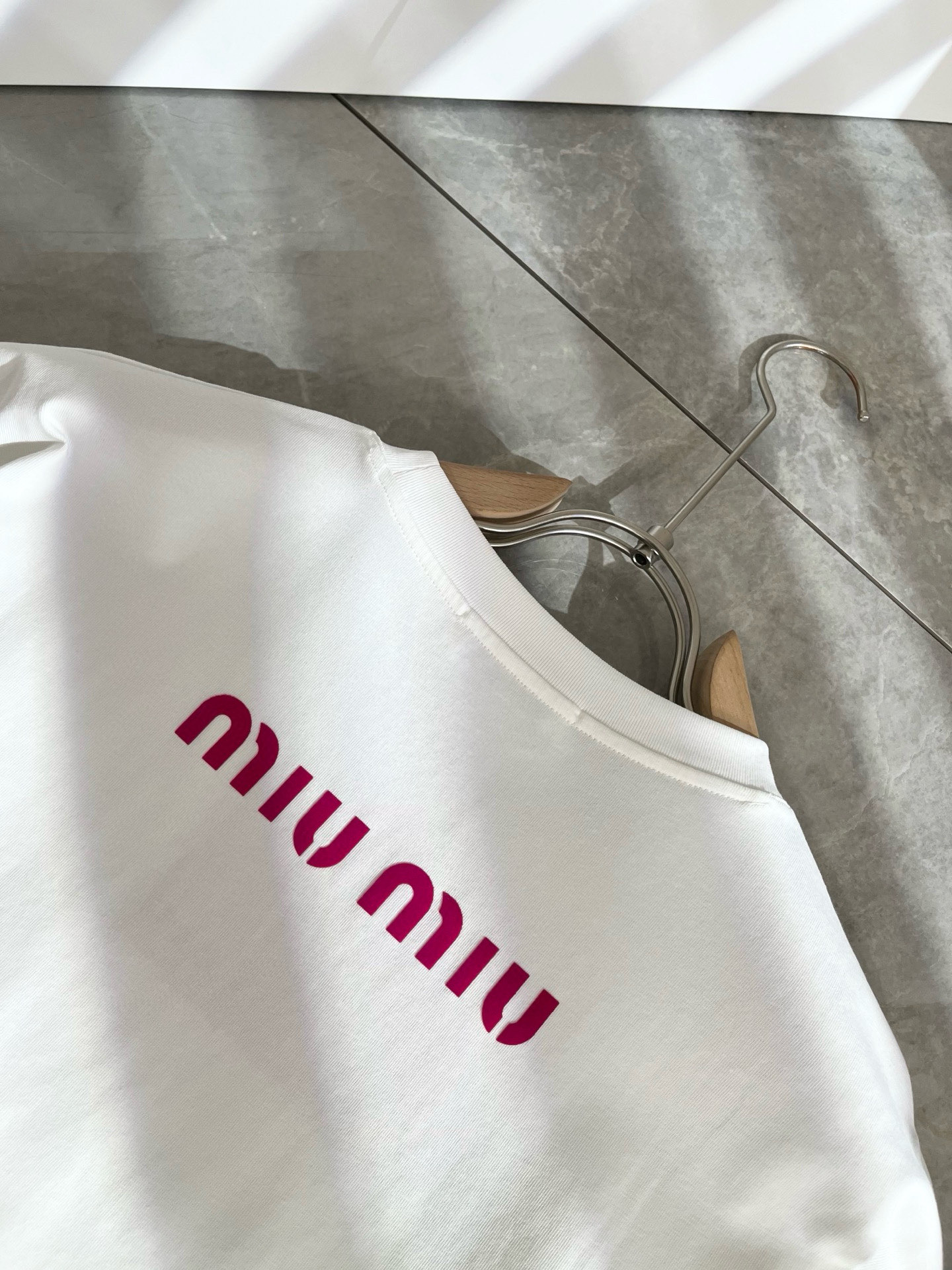   MIUMIU 谬谬2025春夏新款男女同款👫短袖T恤，品牌最新设计元素！既不单调也不复杂,恰到好处的