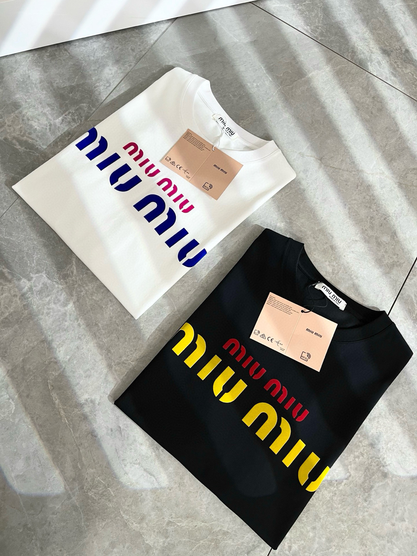   MIUMIU 谬谬2025春夏新款男女同款👫短袖T恤，品牌最新设计元素！既不单调也不复杂,恰到好处的
