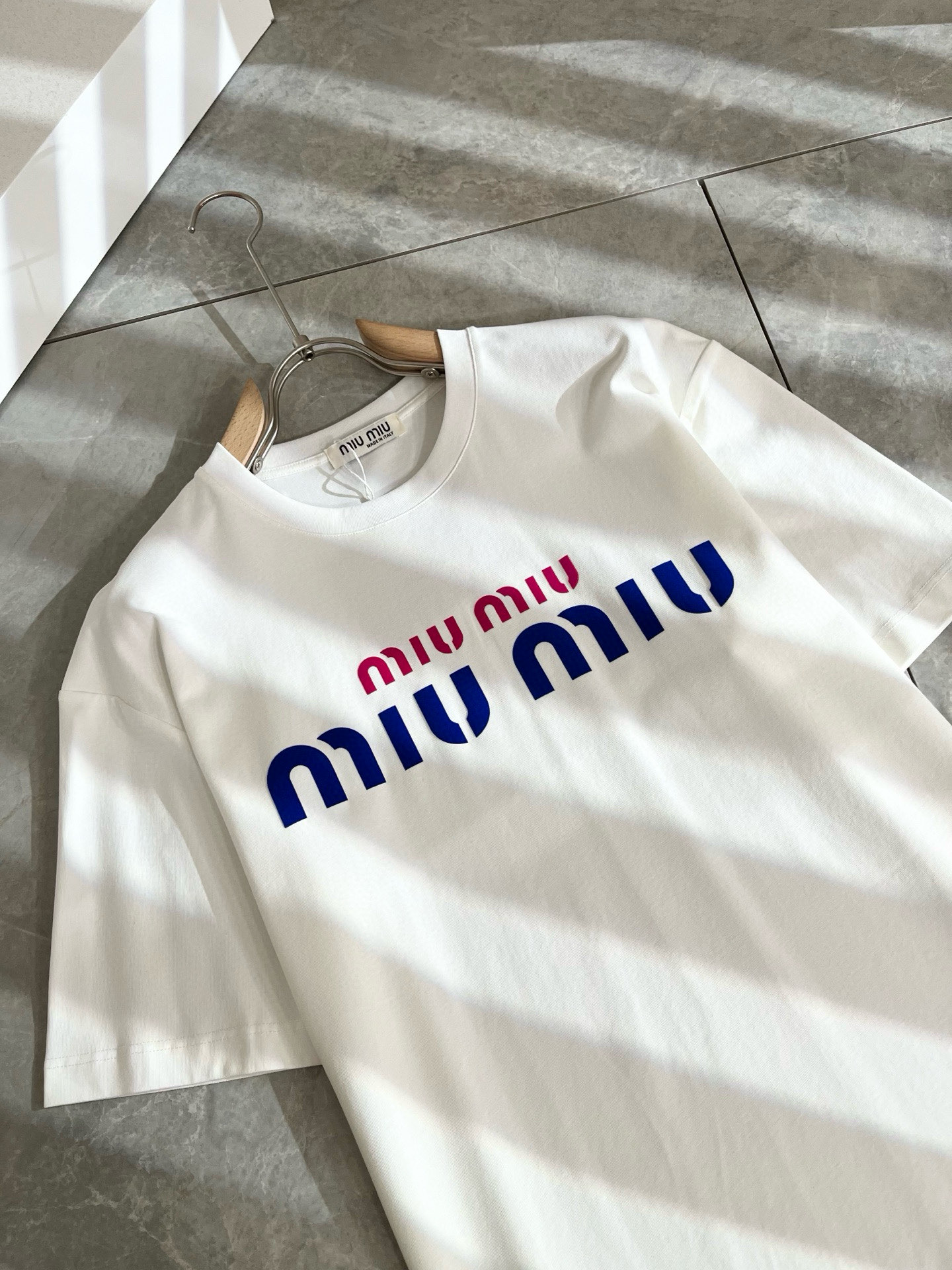   MIUMIU 谬谬2025春夏新款男女同款👫短袖T恤，品牌最新设计元素！既不单调也不复杂,恰到好处的