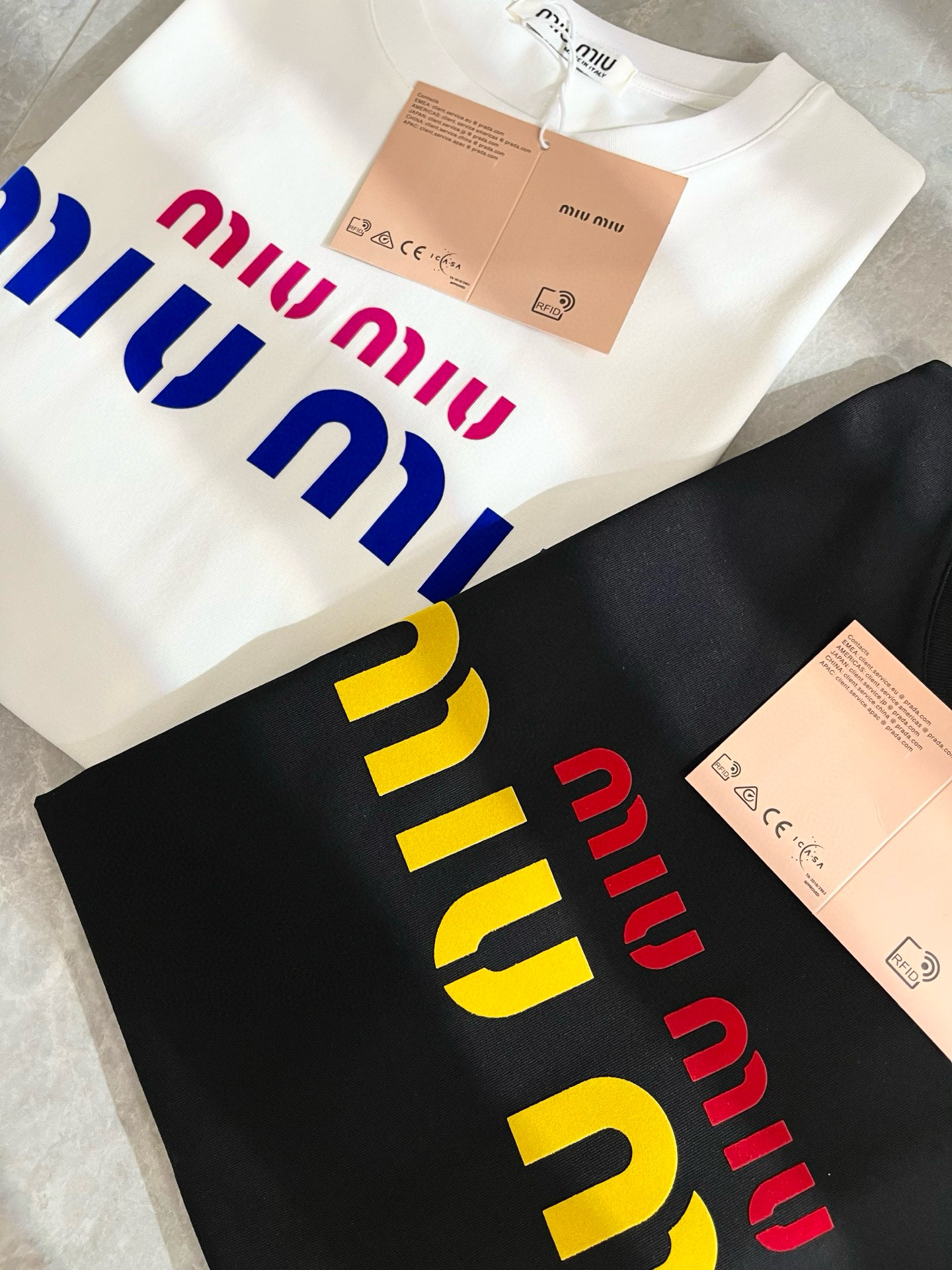   MIUMIU 谬谬2025春夏新款男女同款👫短袖T恤，品牌最新设计元素！既不单调也不复杂,恰到好处的