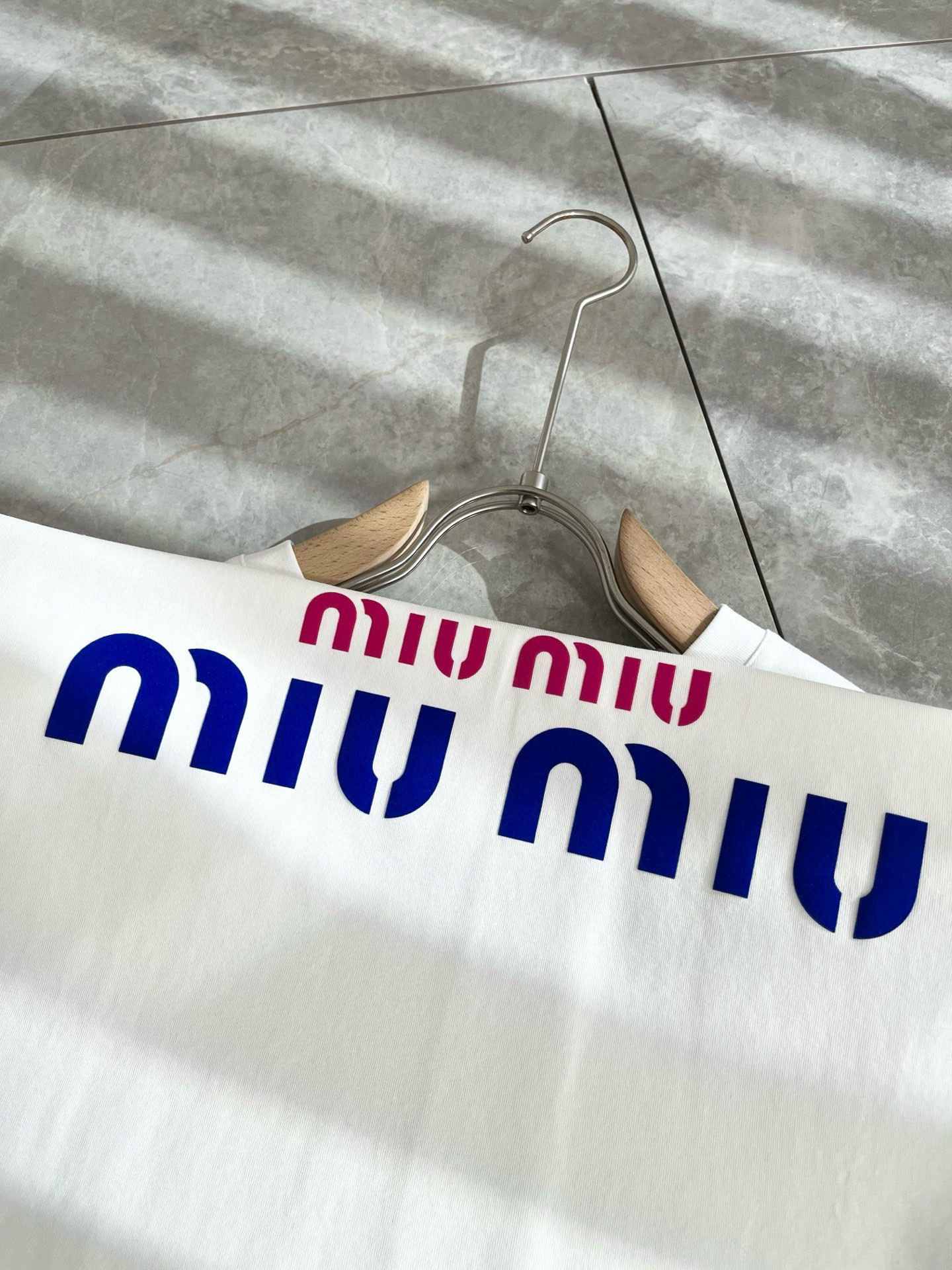   MIUMIU 谬谬2025春夏新款男女同款👫短袖T恤，品牌最新设计元素！既不单调也不复杂,恰到好处的