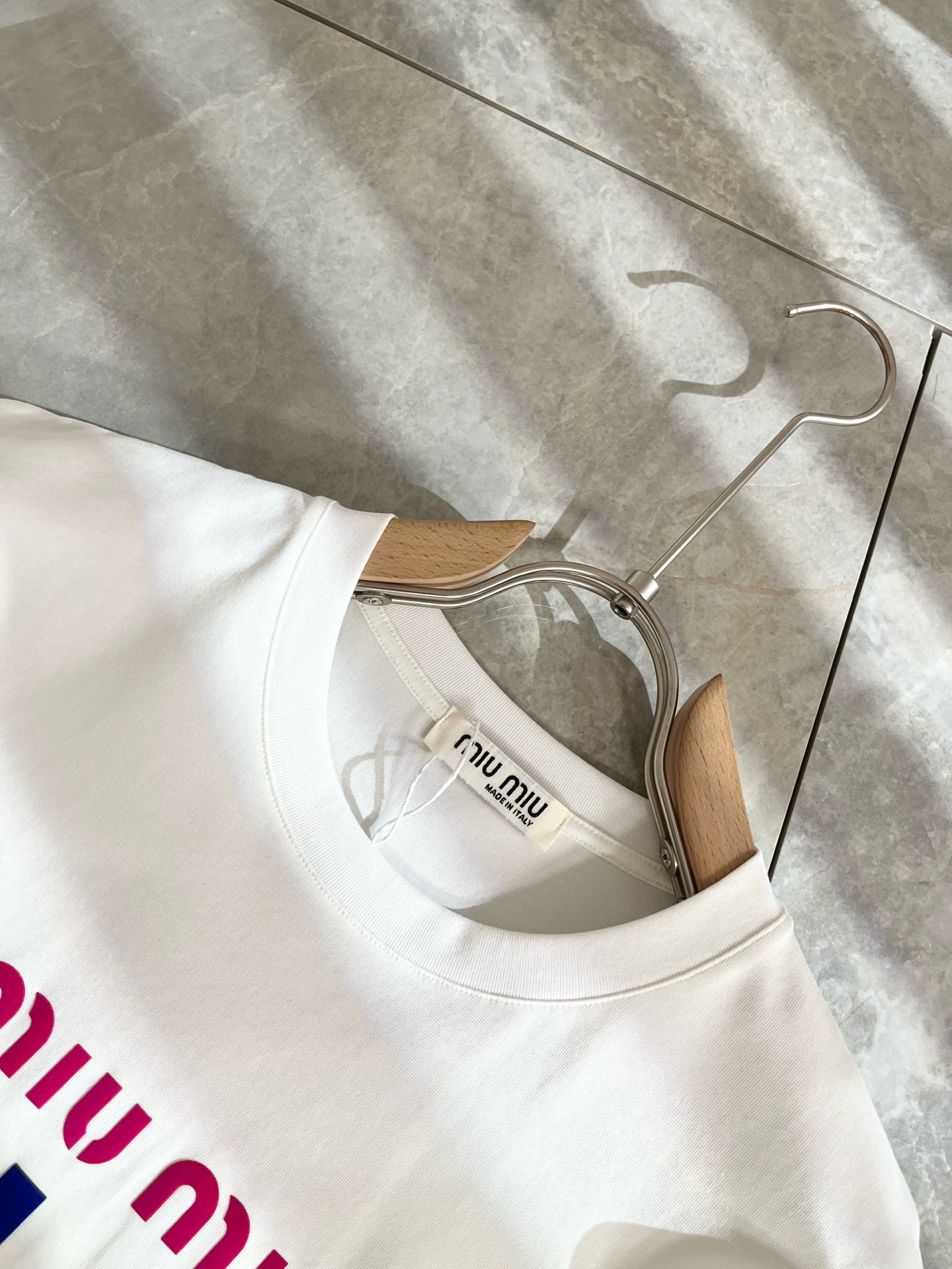   MIUMIU 谬谬2025春夏新款男女同款👫短袖T恤，品牌最新设计元素！既不单调也不复杂,恰到好处的