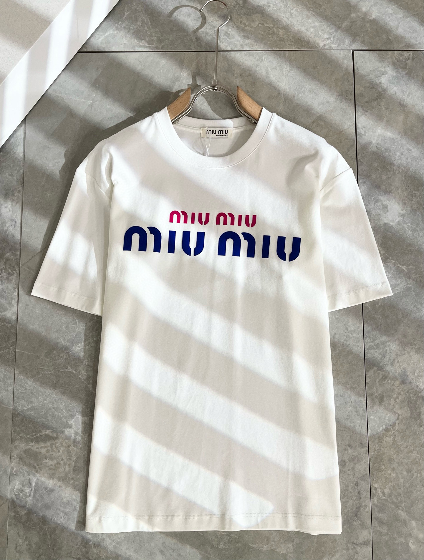   MIUMIU 谬谬2025春夏新款男女同款👫短袖T恤，品牌最新设计元素！既不单调也不复杂,恰到好处的