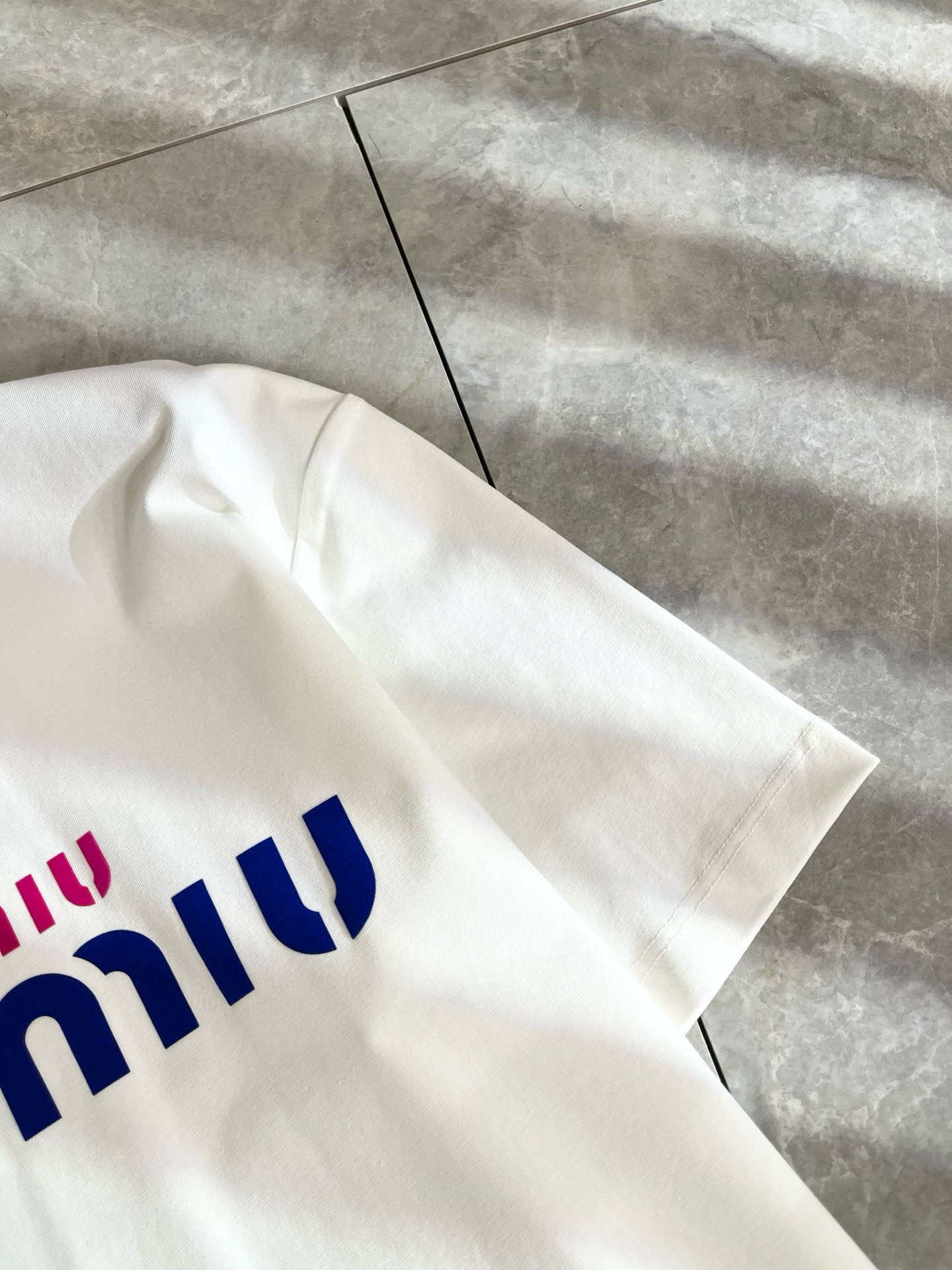   MIUMIU 谬谬2025春夏新款男女同款👫短袖T恤，品牌最新设计元素！既不单调也不复杂,恰到好处的