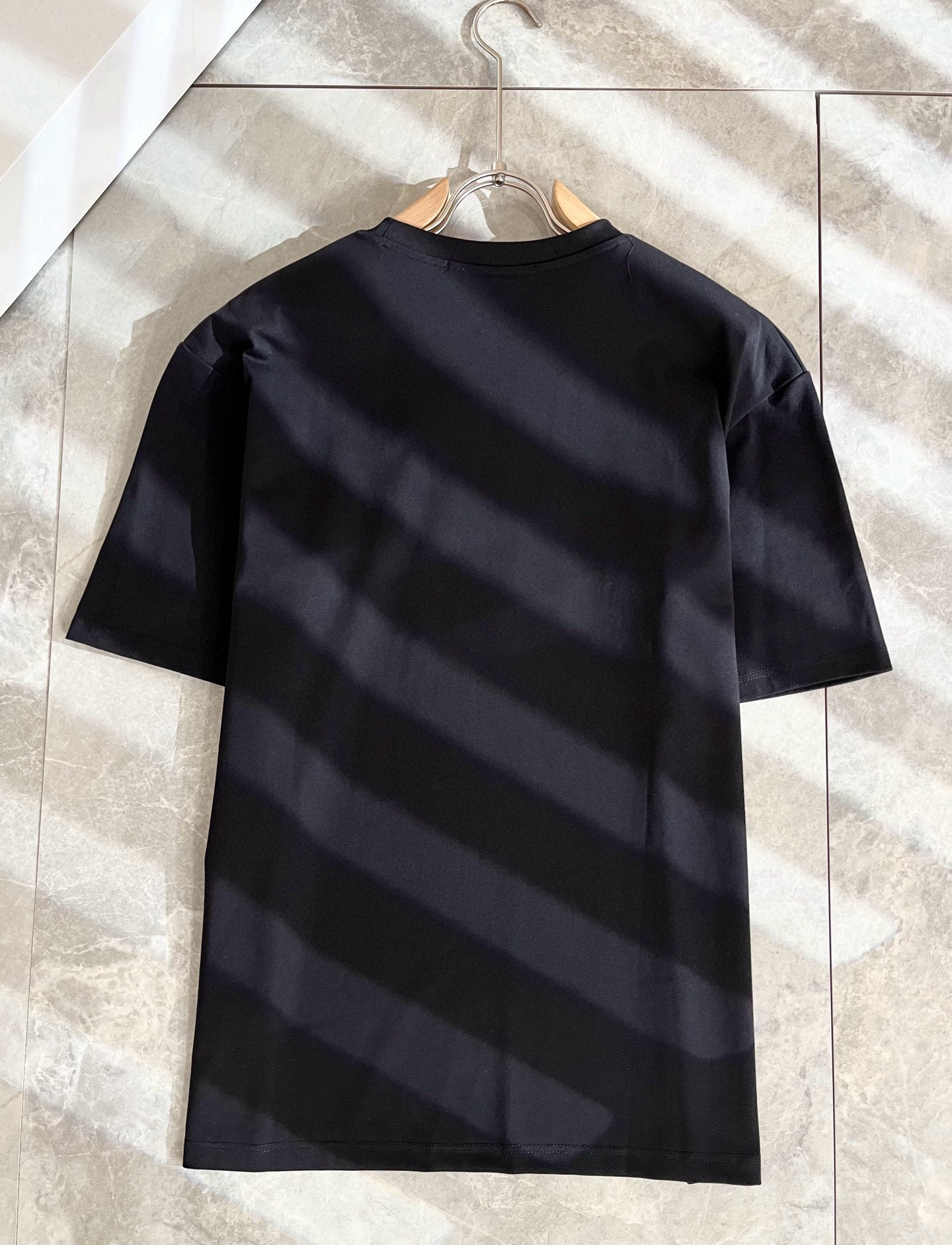    Giv*chy/纪*希2025春夏新款男女同款👫短袖T恤，主创时尚注入了全新时尚能量。通过探索各种