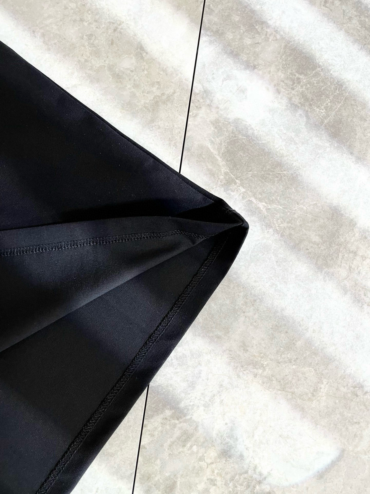    Giv*chy/纪*希2025春夏新款男女同款👫短袖T恤，主创时尚注入了全新时尚能量。通过探索各种